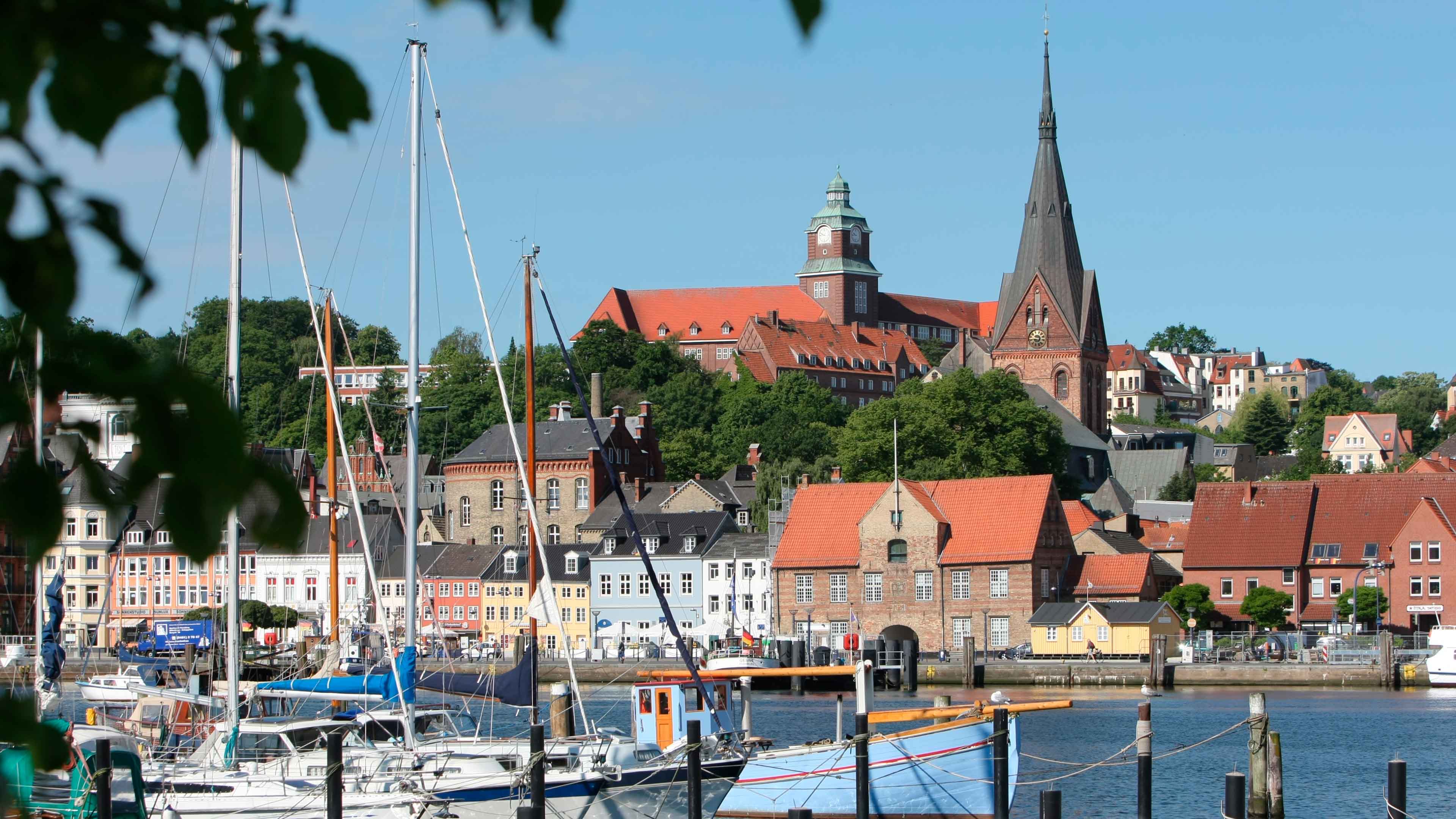 Blick auf den Flensburger Hafen bei Sonnenschein