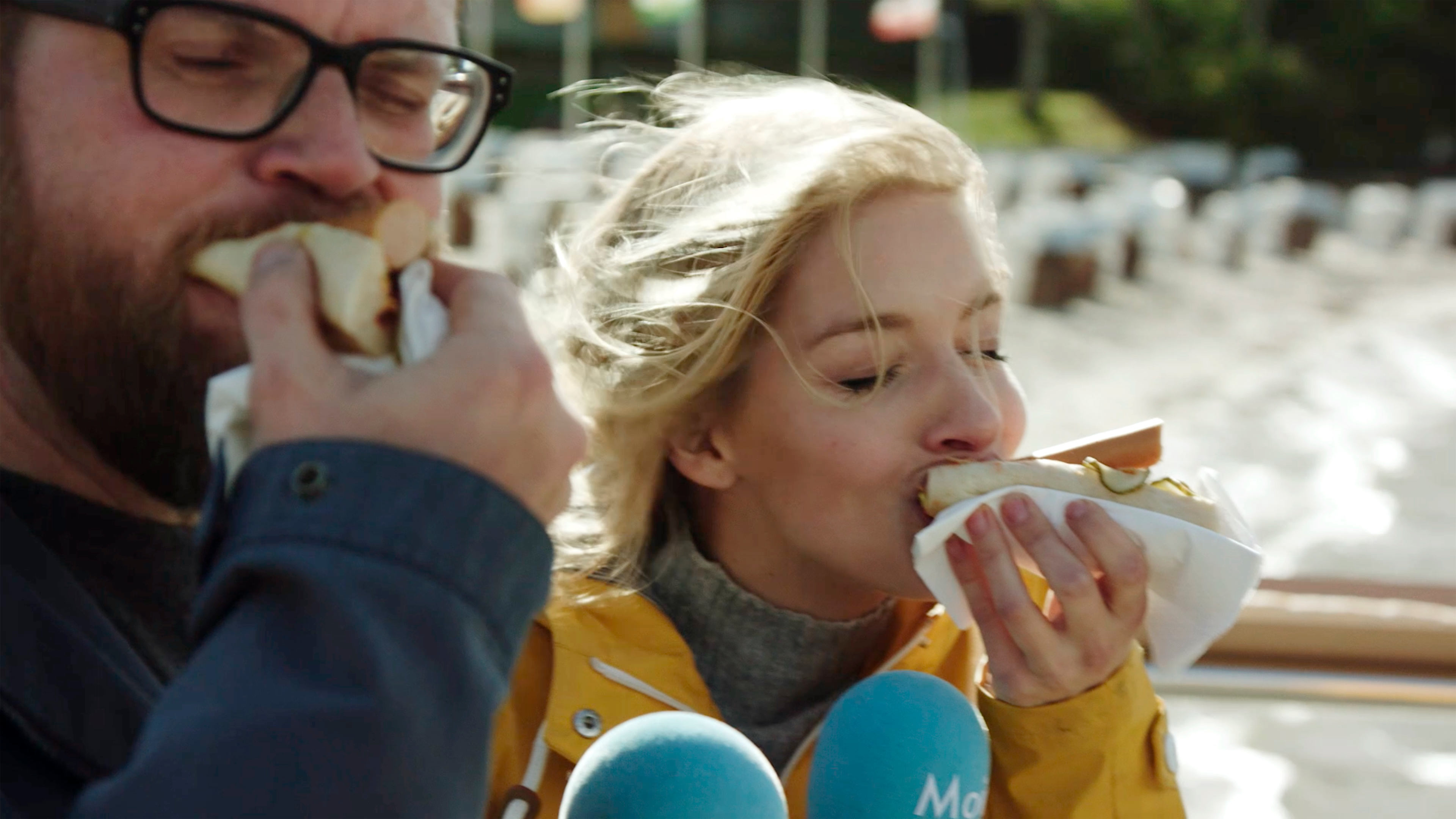 bb_hotdog_vorschau.jpg Zwei Personen essen Hotdogs