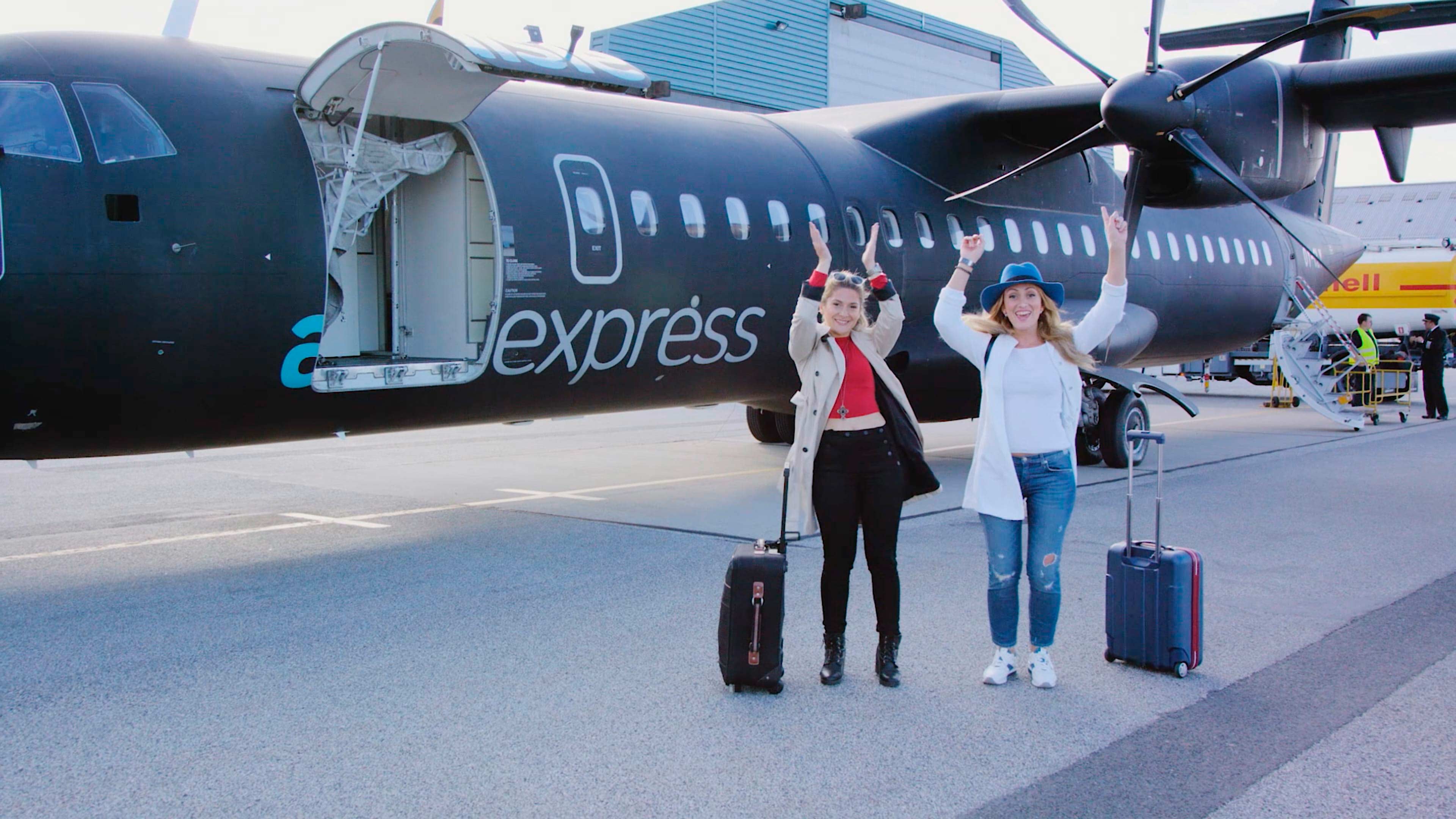 Zwei Frauen stehen vor einem Flugzeug