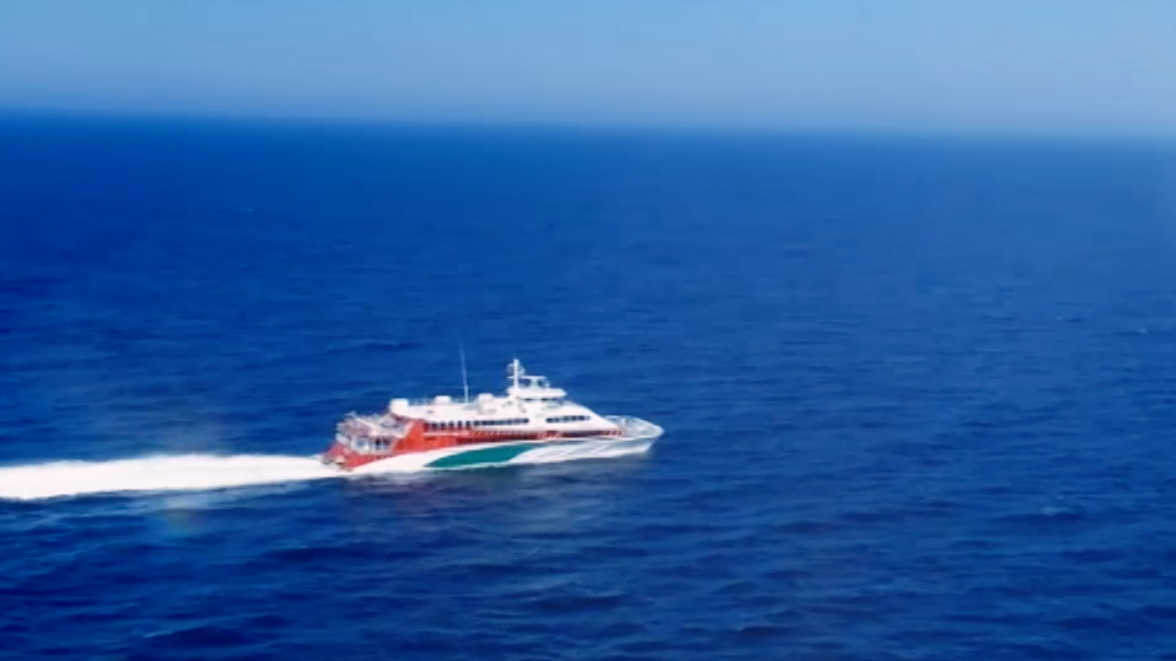 Der Halunder Jet fährt auf dem Meer