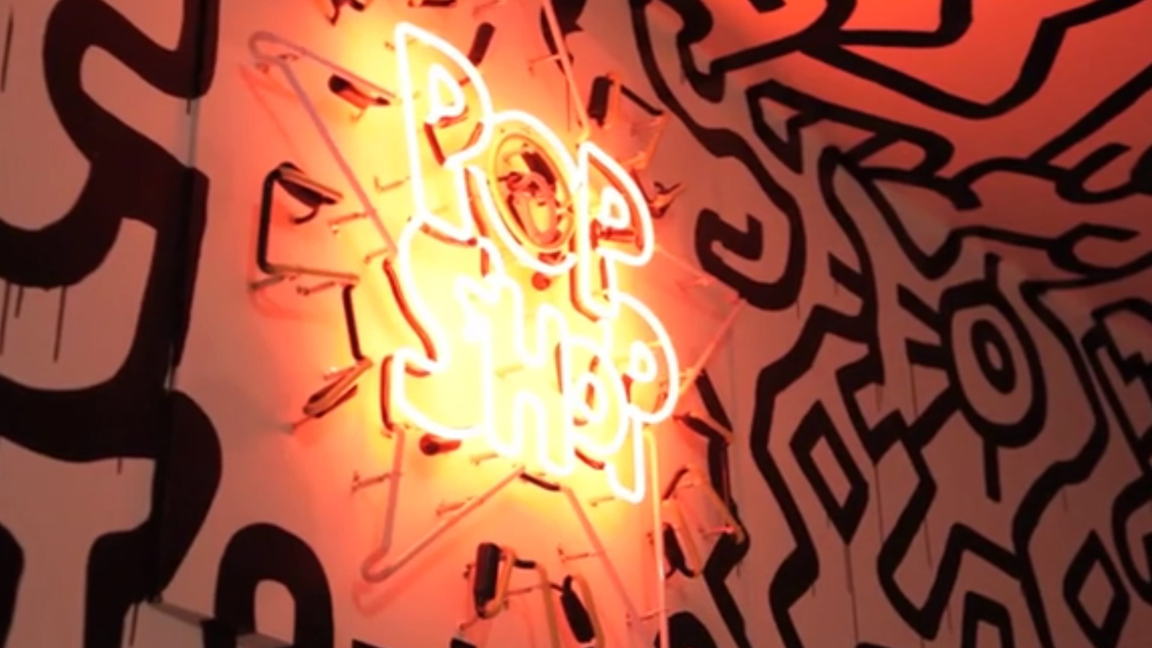 Eine Neonlampe mit Schriftzug