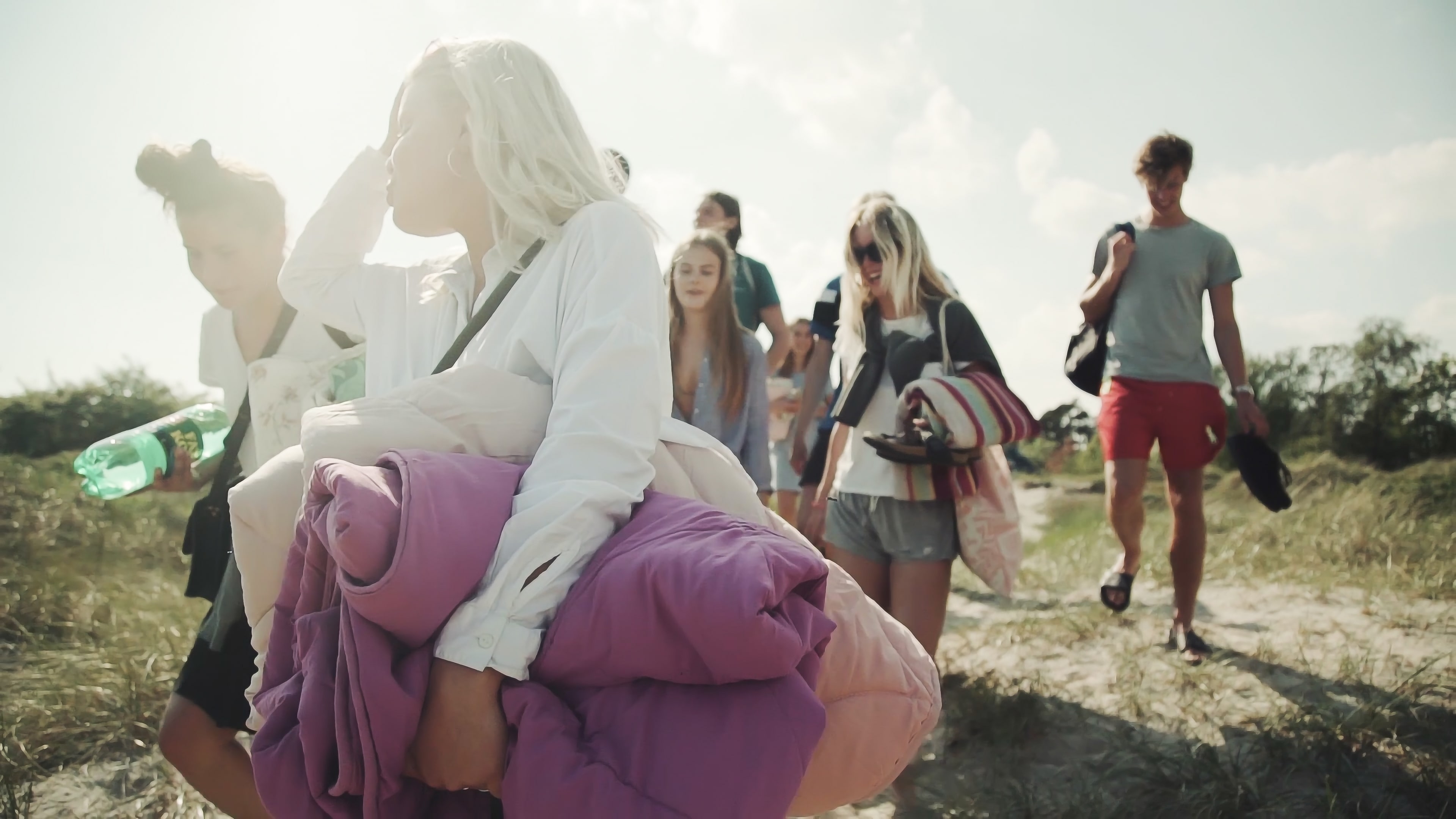 Eine Gruppe junger Menschen geht an den Strand
