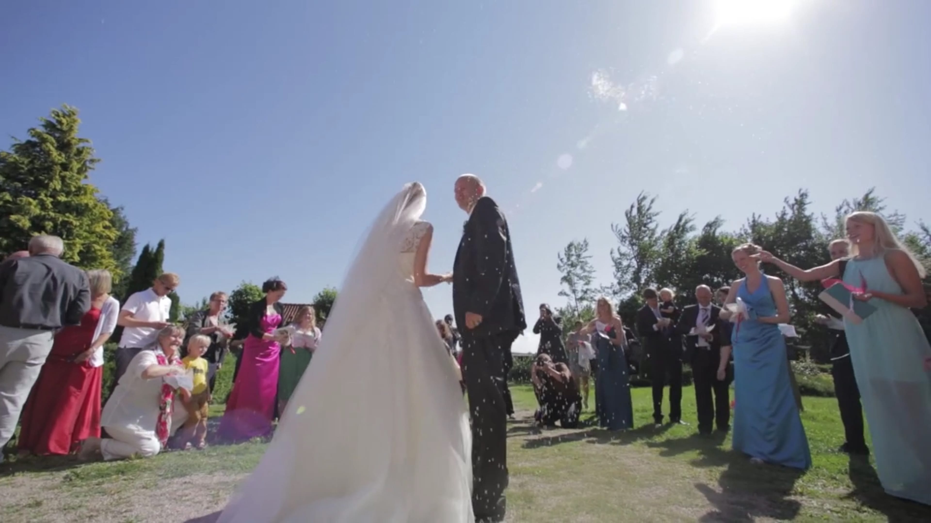 Hochzwei Mitarbeiterin Kristina im Hochzeitskleid