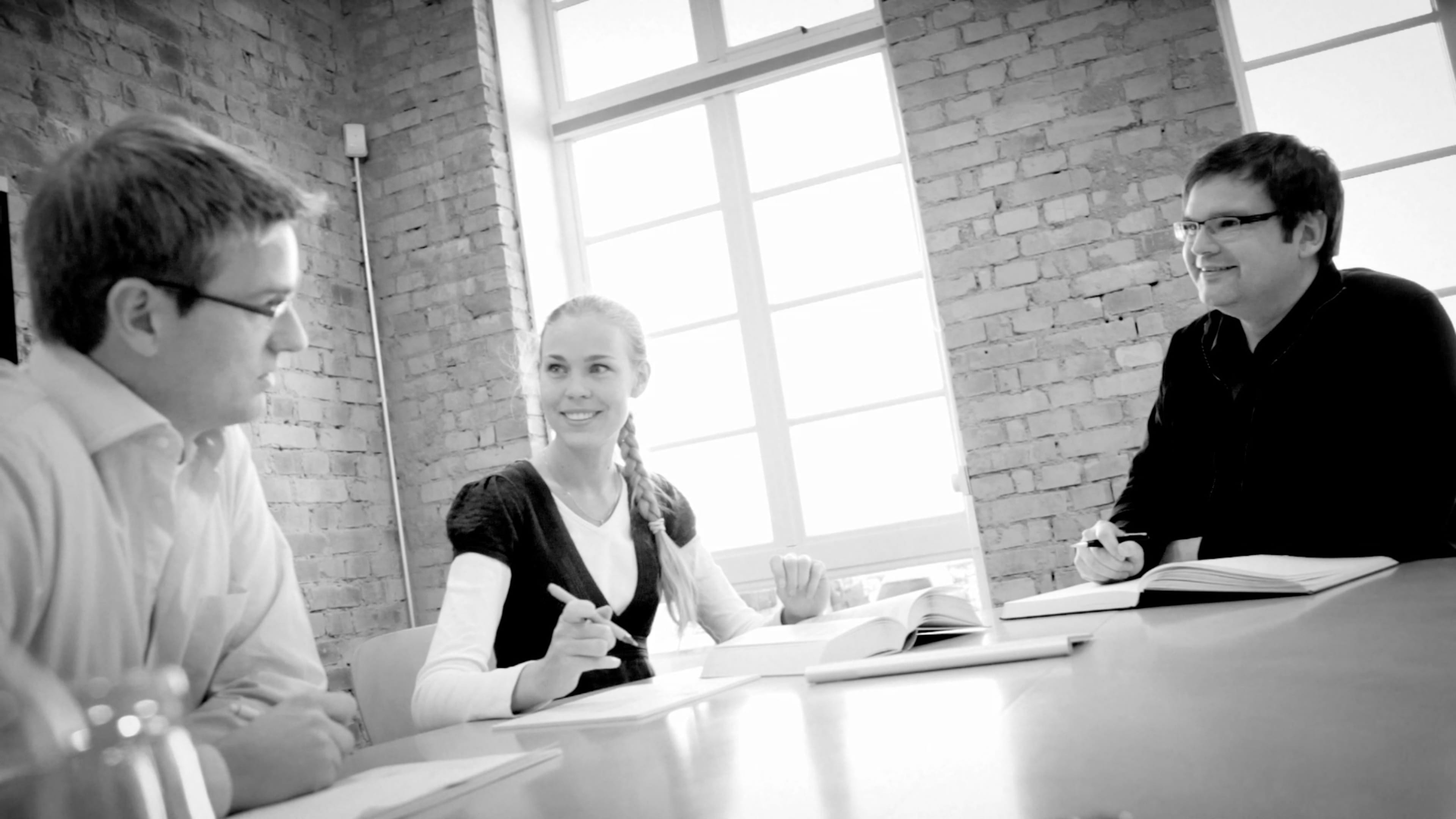 Drei Hochzwei Mitarbeiter sitzen in einem Meeting