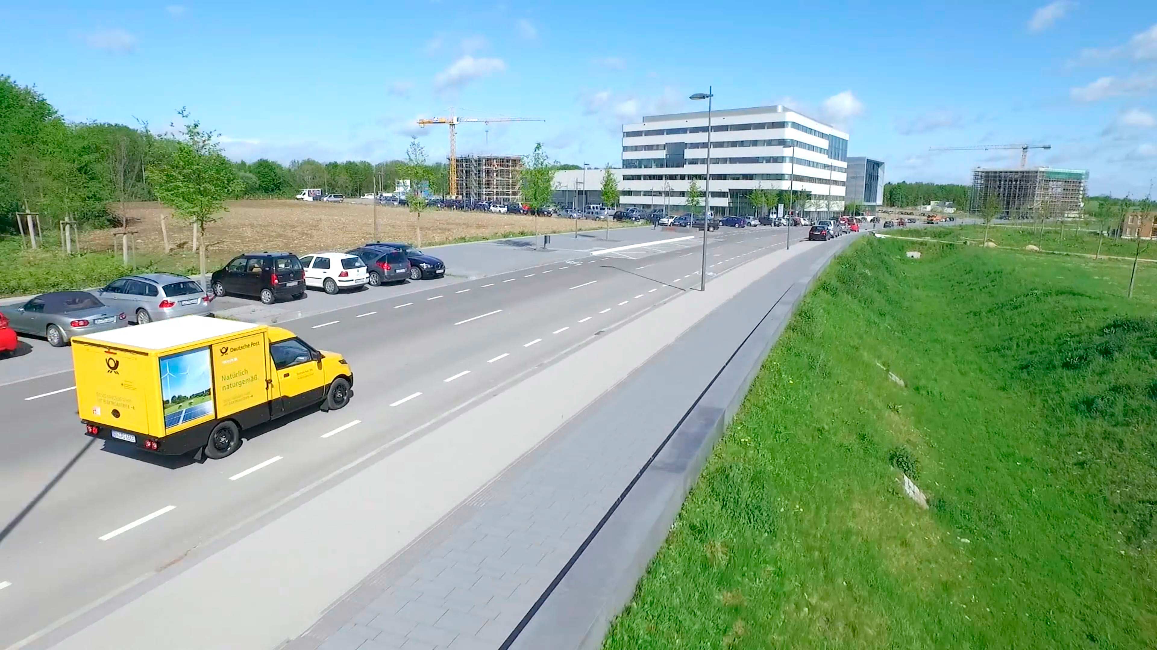 Ein Auto der deutschen Post fährt auf der Straße