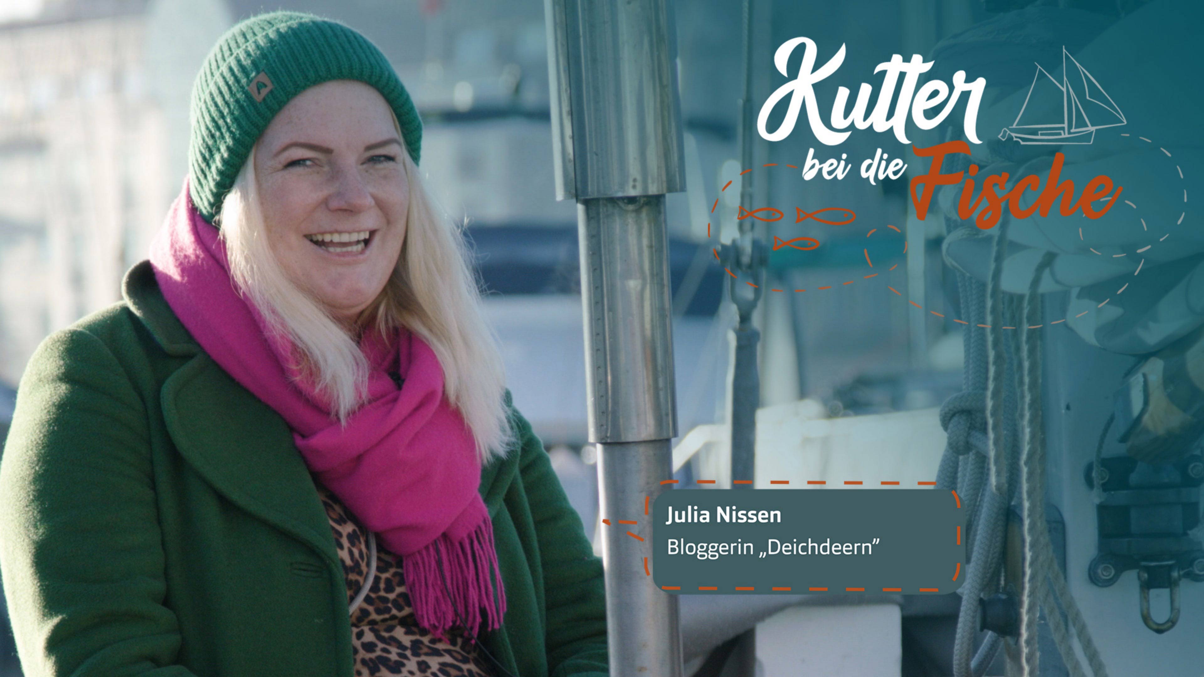 Julia Nissen trägt einen rosa Schal