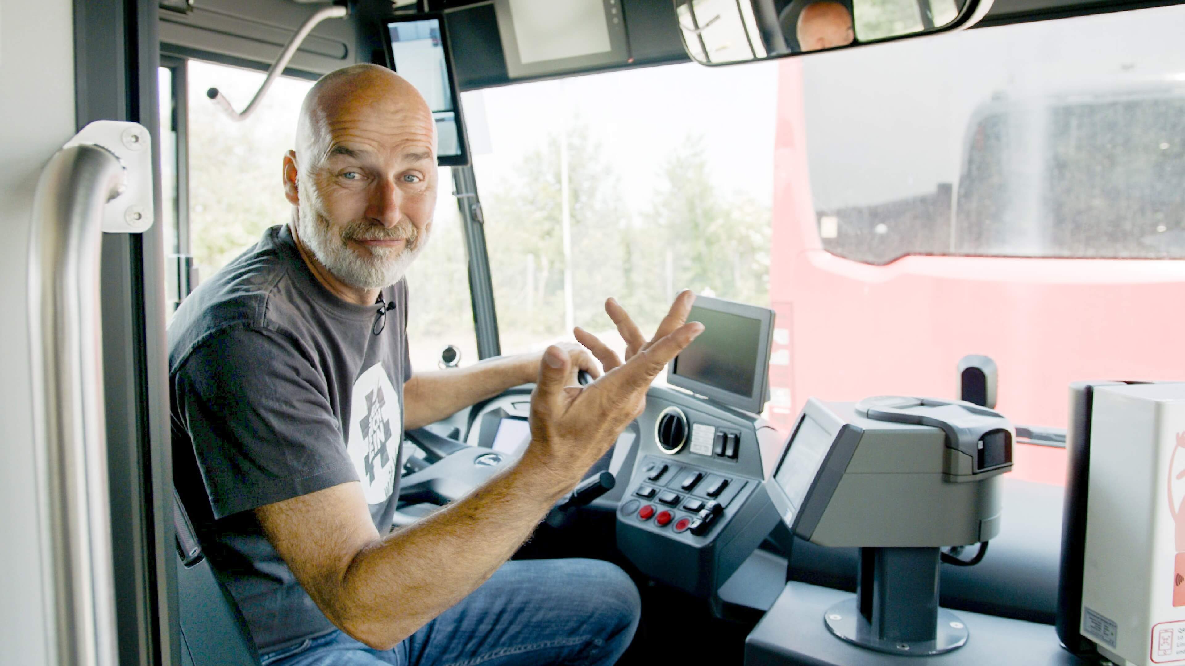 York sitzt am Steuer eines Liniesbusses