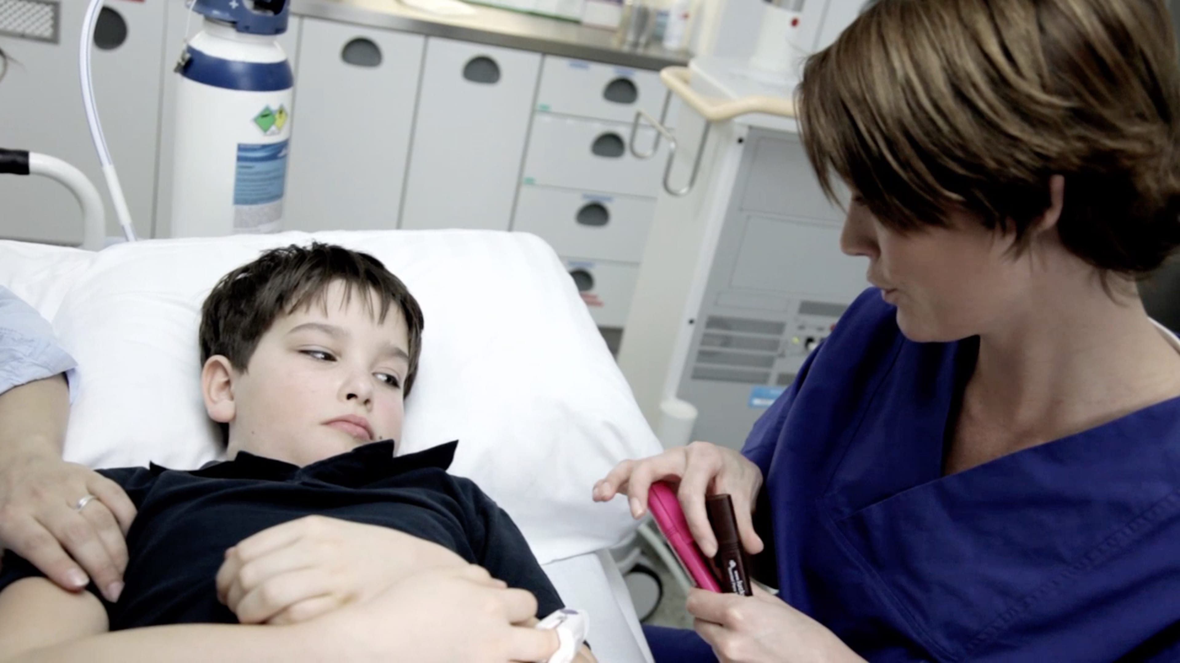 Ein Kind liegt auf einem krankenbett