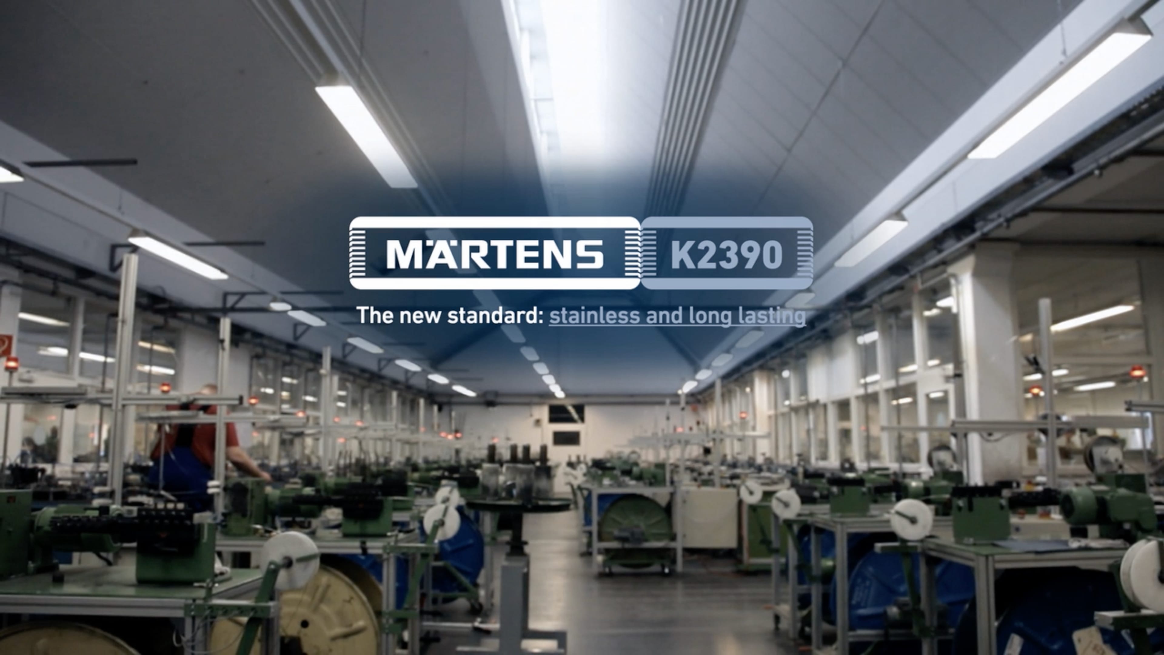 Blick in eine Märtens Fabrik mit dem Logo als overlay