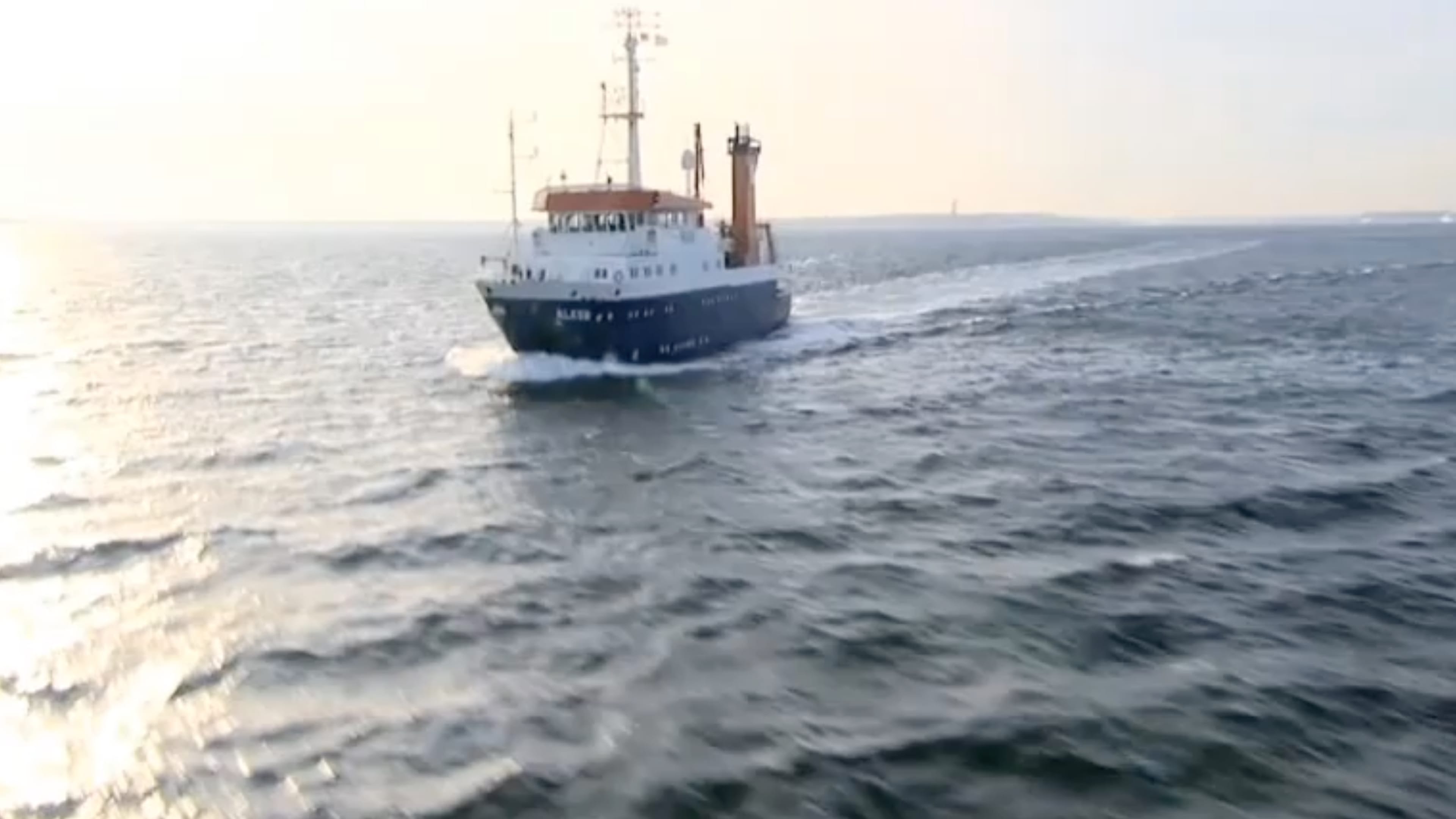 Ein Schiff fährt über das Meer