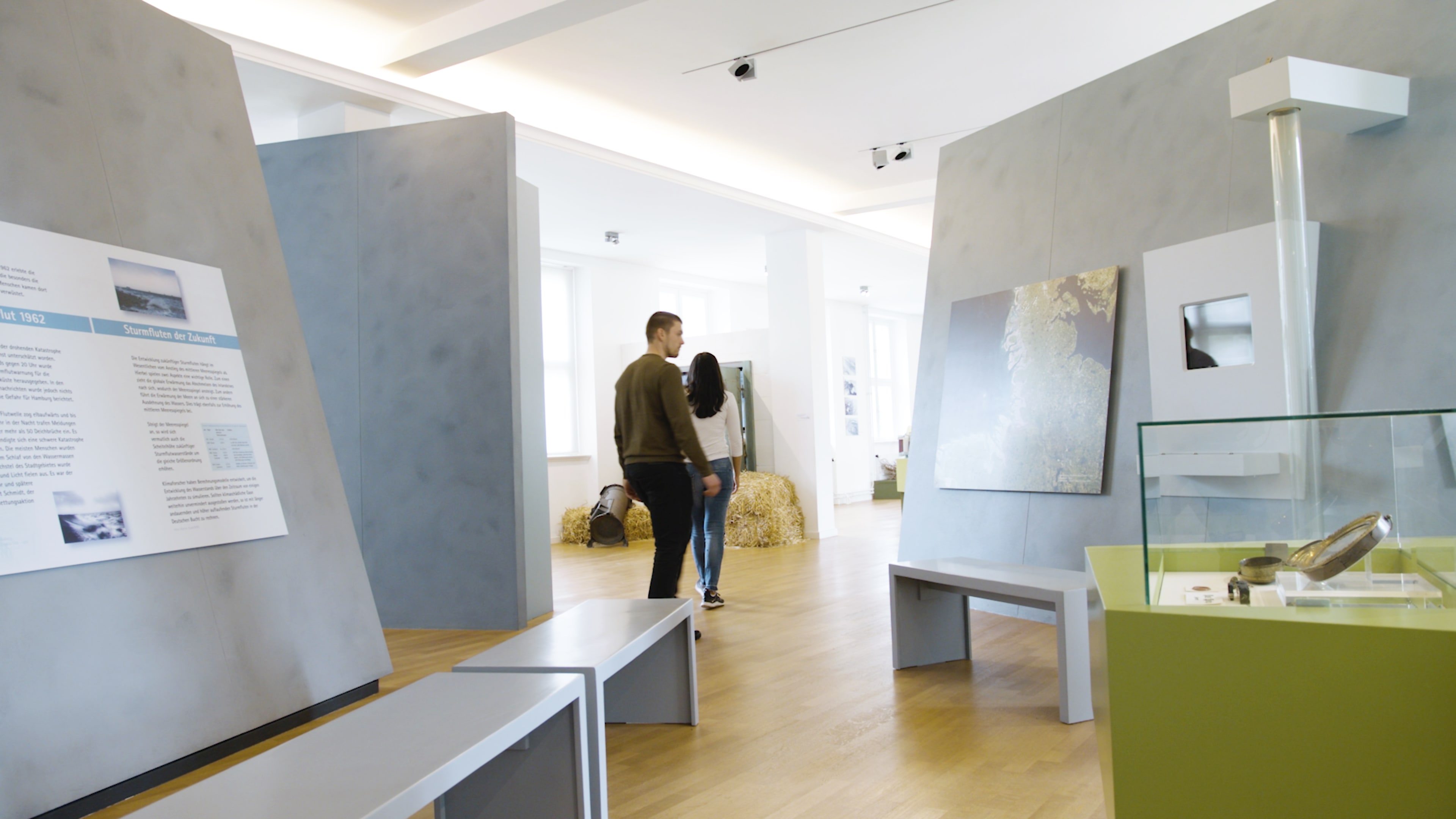 Zwei Personen gehen durch das Nissenhaus Museum
