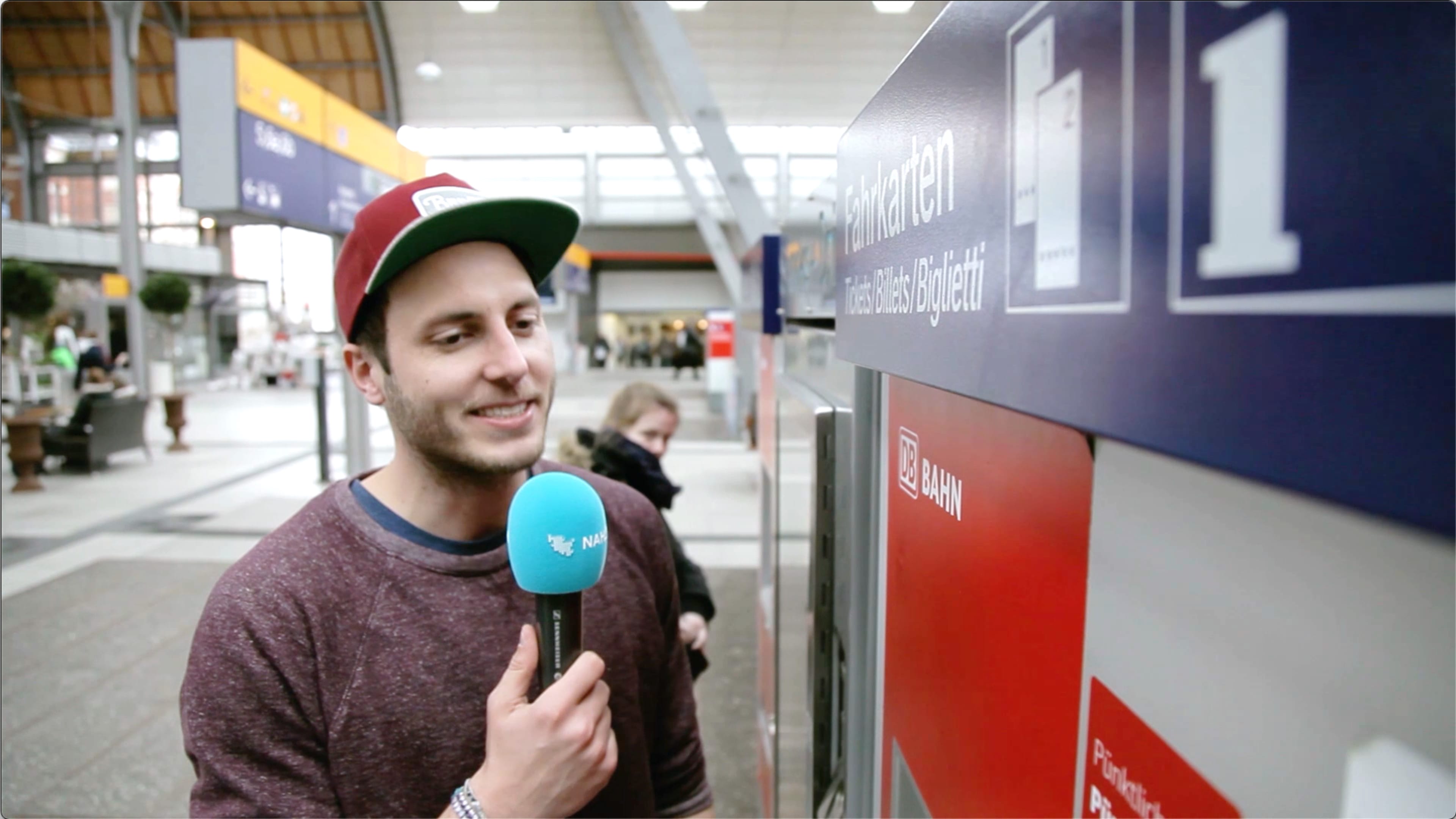 bb_nahsh_automaten_vorschau.jpg Lars steht vor einem Fahrkartenautomaten