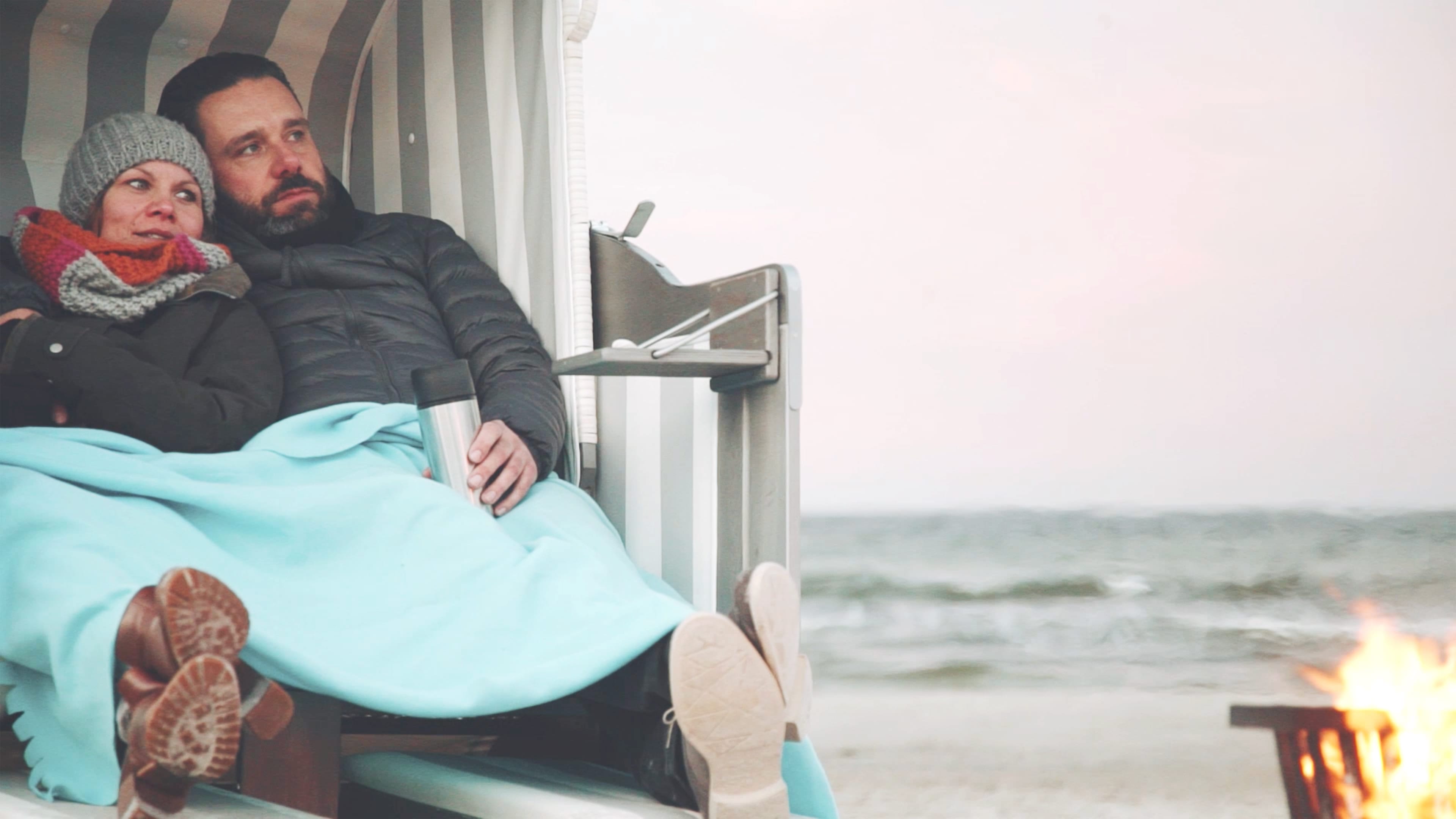 Ein Paar sitzt in einem Strandkorb