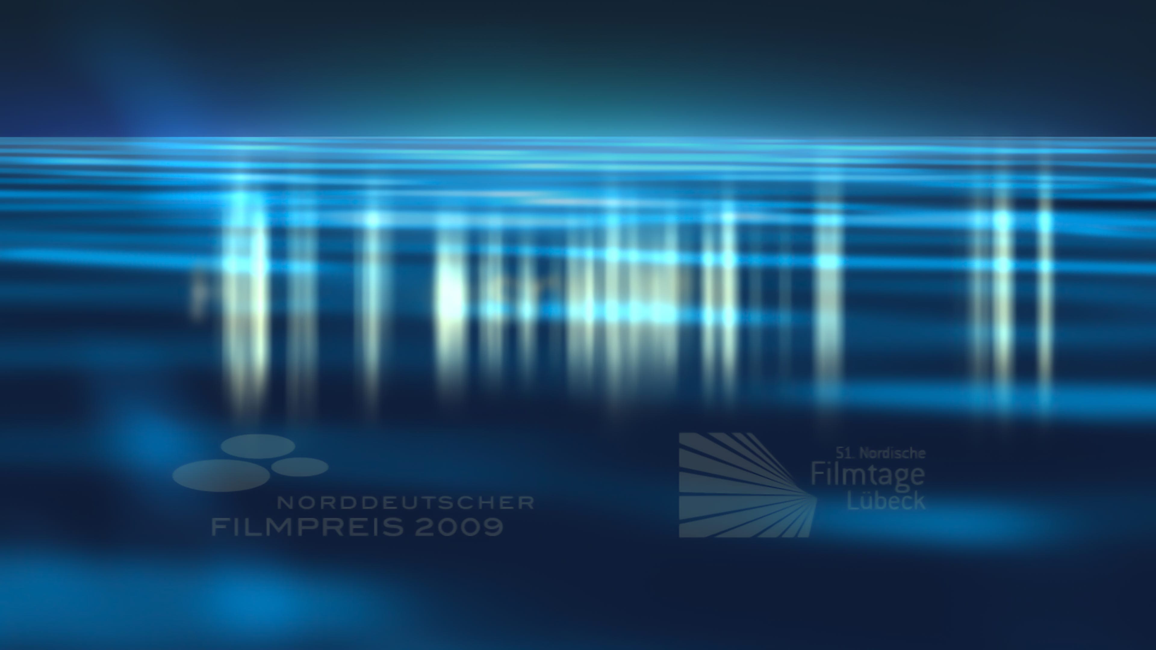 Blaues schimmerndes Wasser mit dem Logo des nordeutschen Fimpreises
