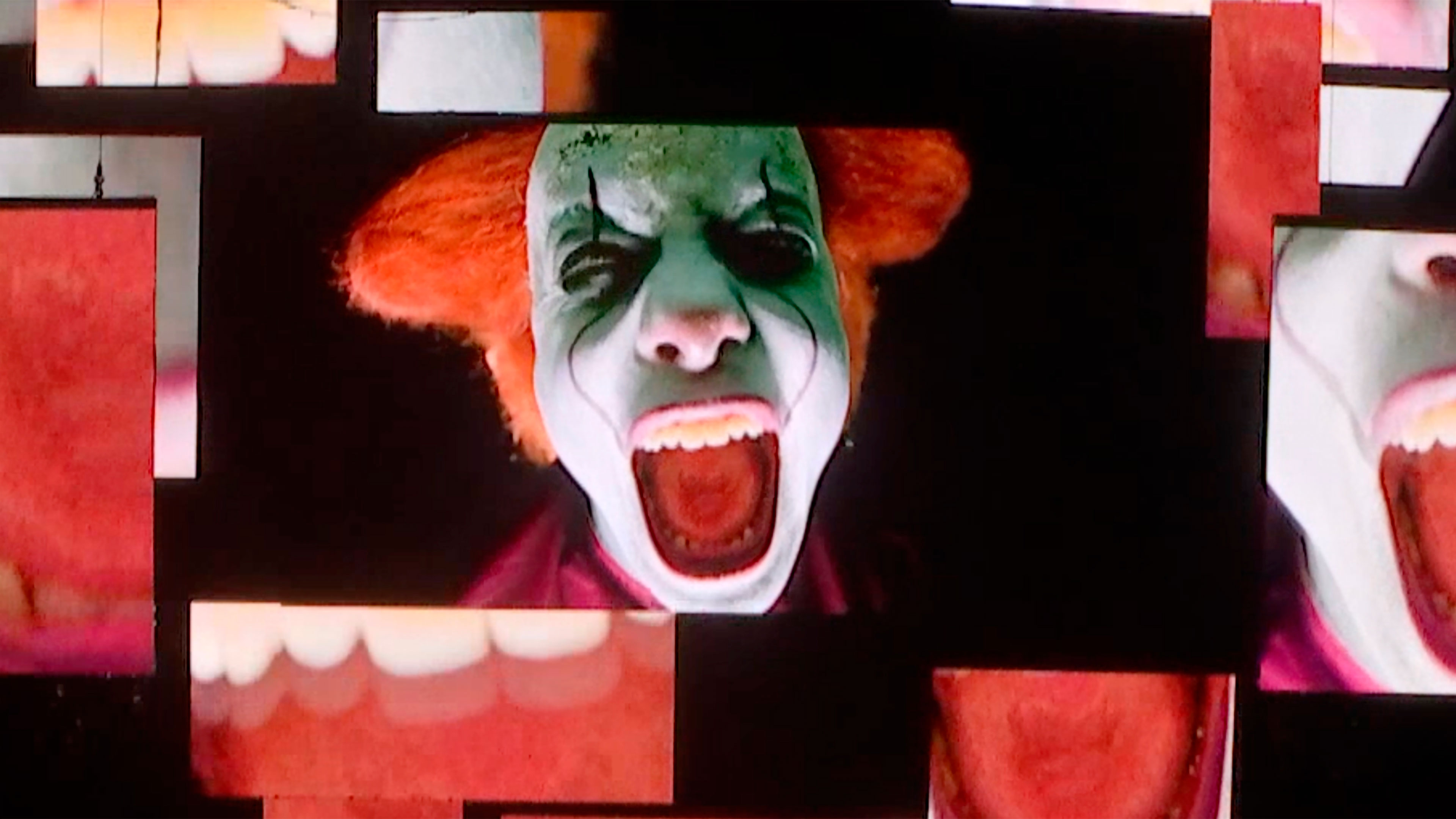 Pennywise schreit in die Kamera
