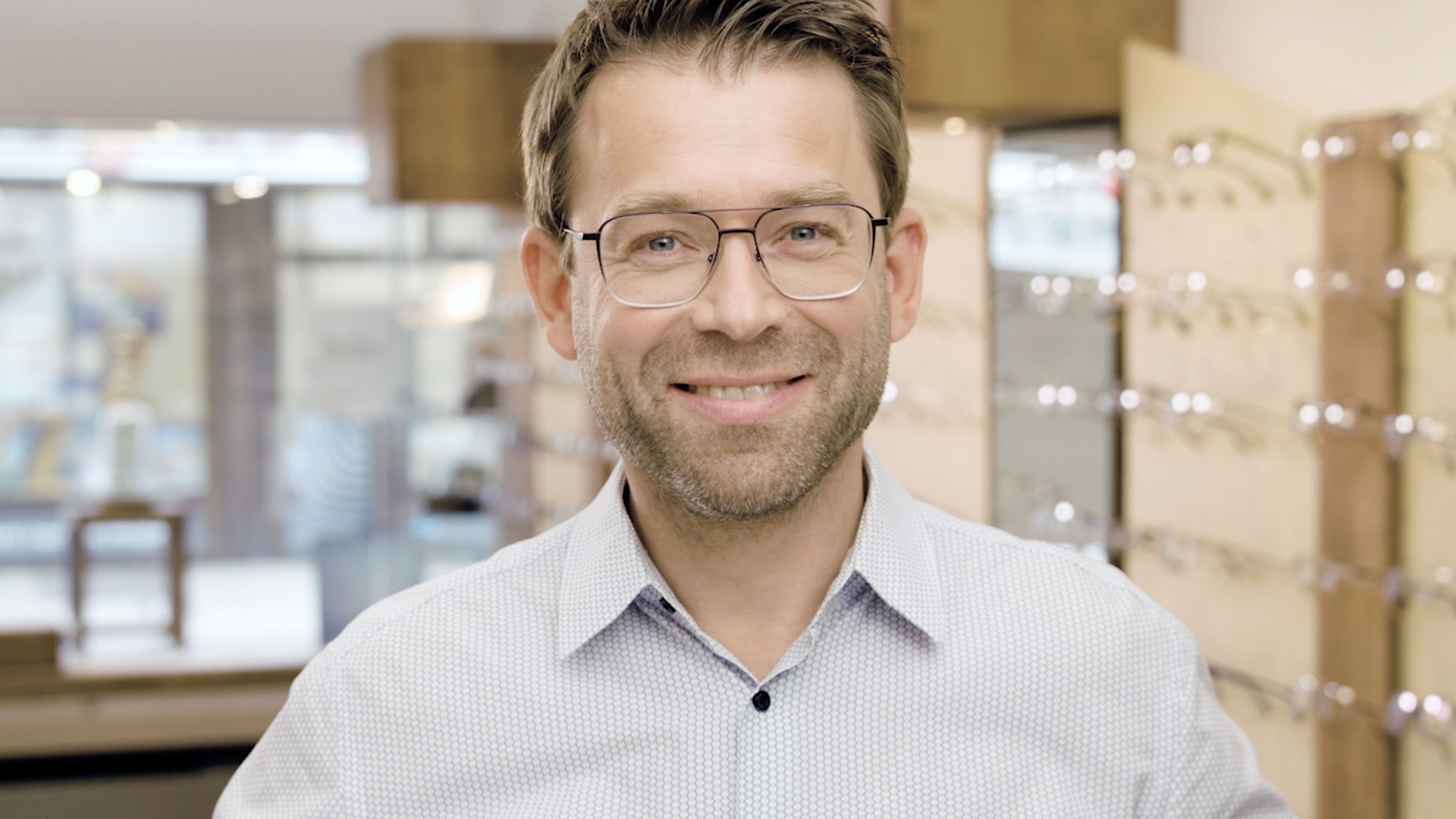 Optiker mit Hemd