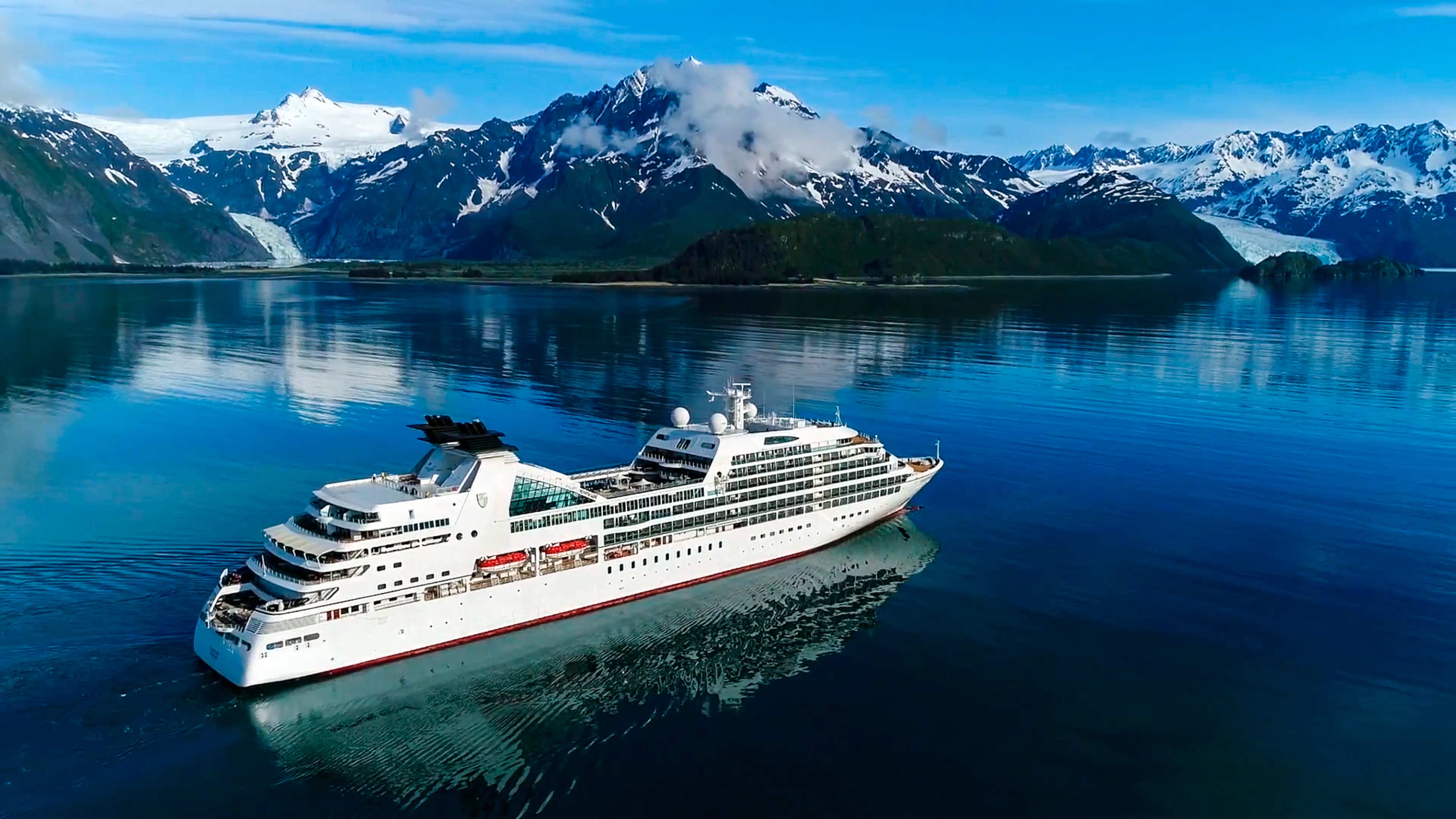 Ein Kreuzfahrtschiff fährt durch die Berge
