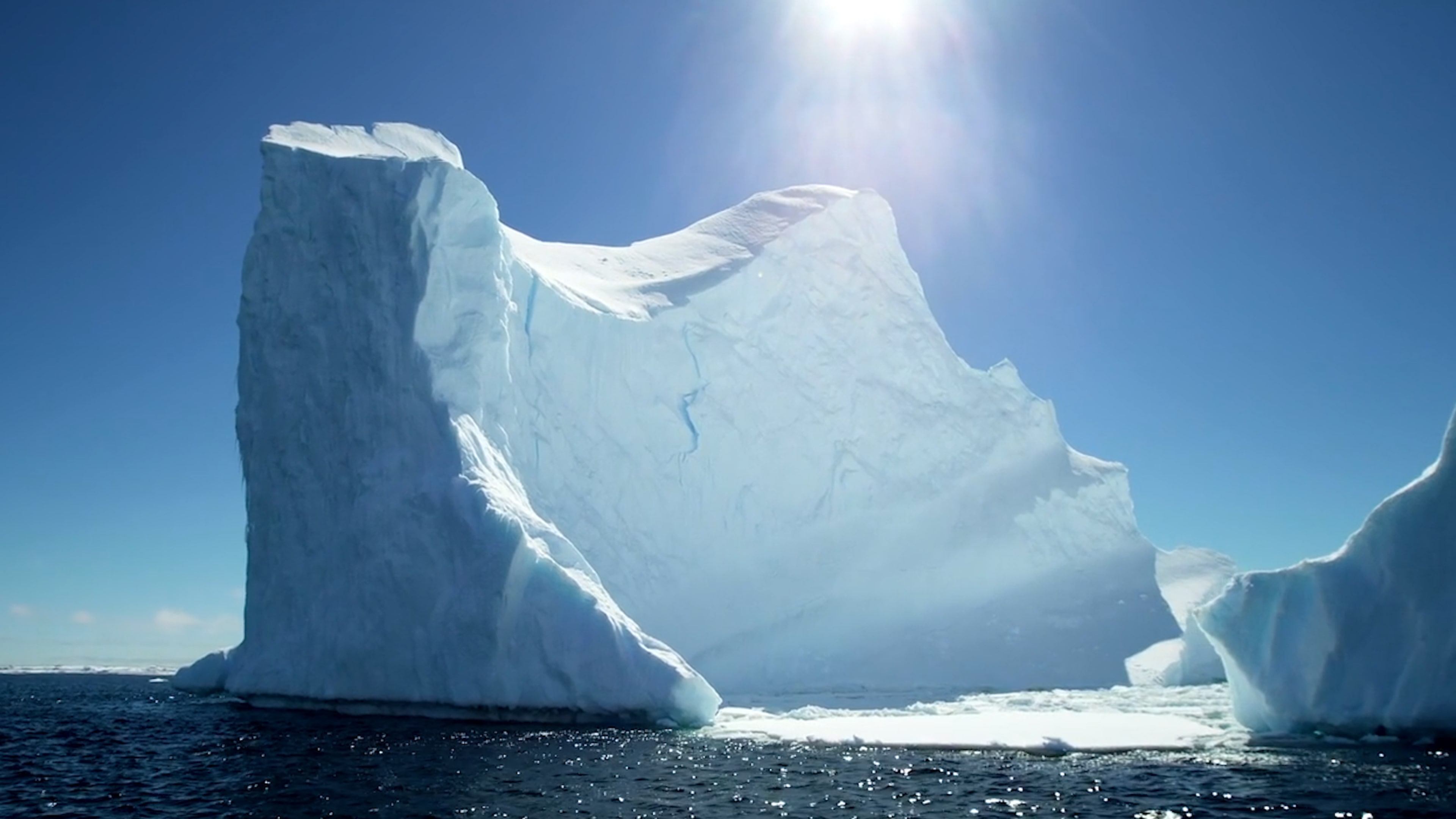 Ein Eisberg im Meer