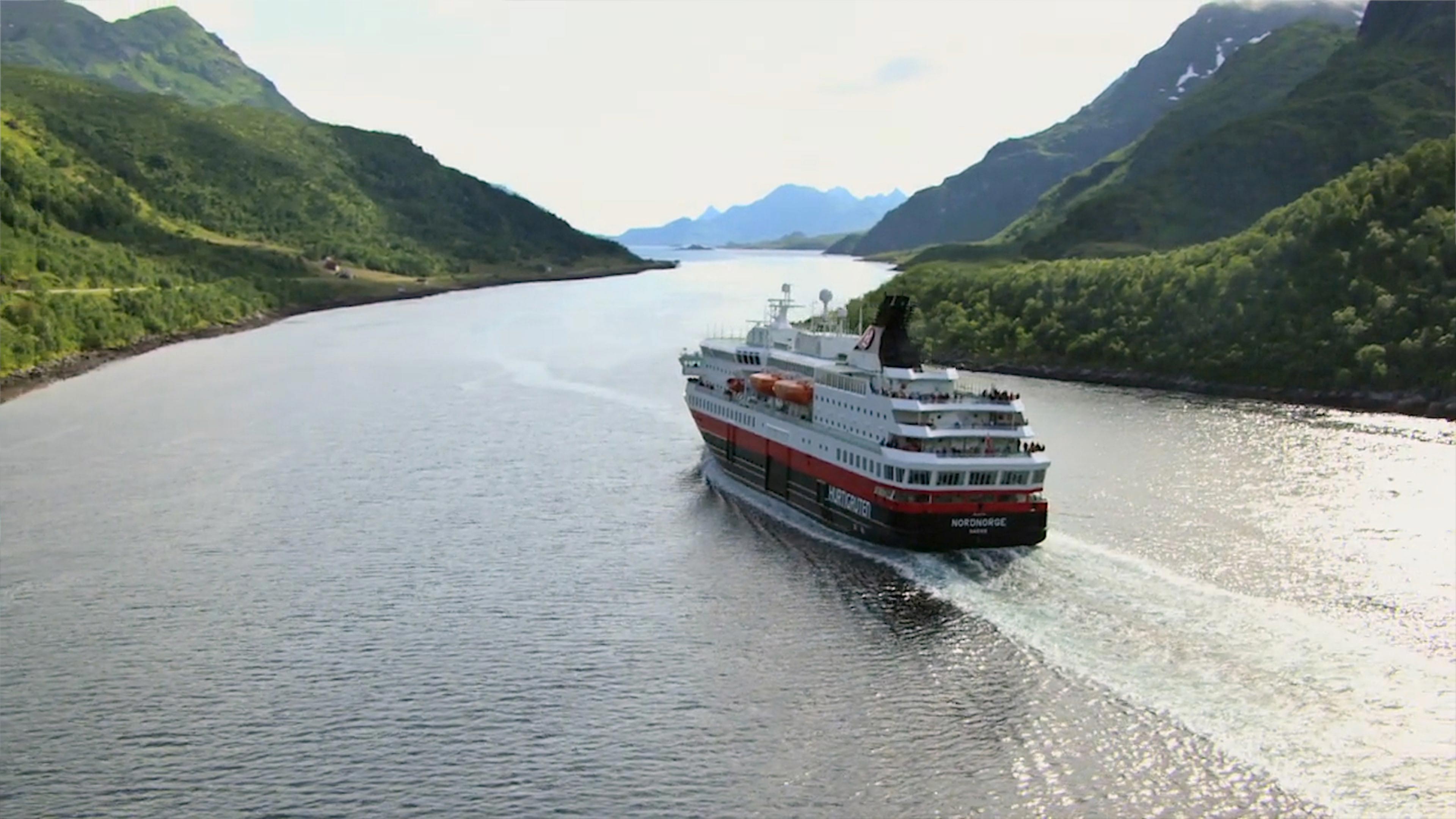 Ein Kreuzfahrtschiff fährt durch die Berge