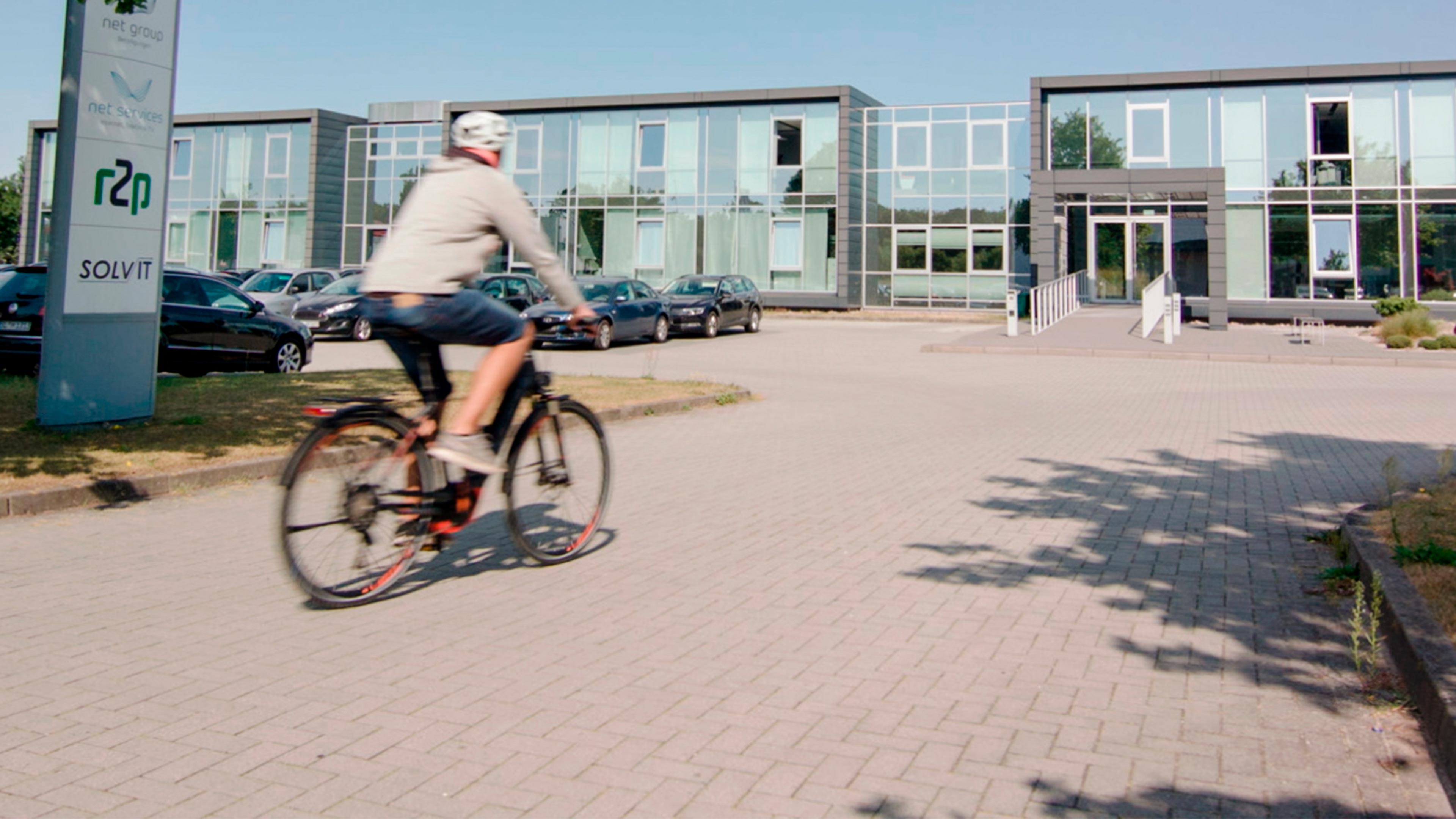 Ein Mann fährt auf einem rot schwarzen Fahrrad