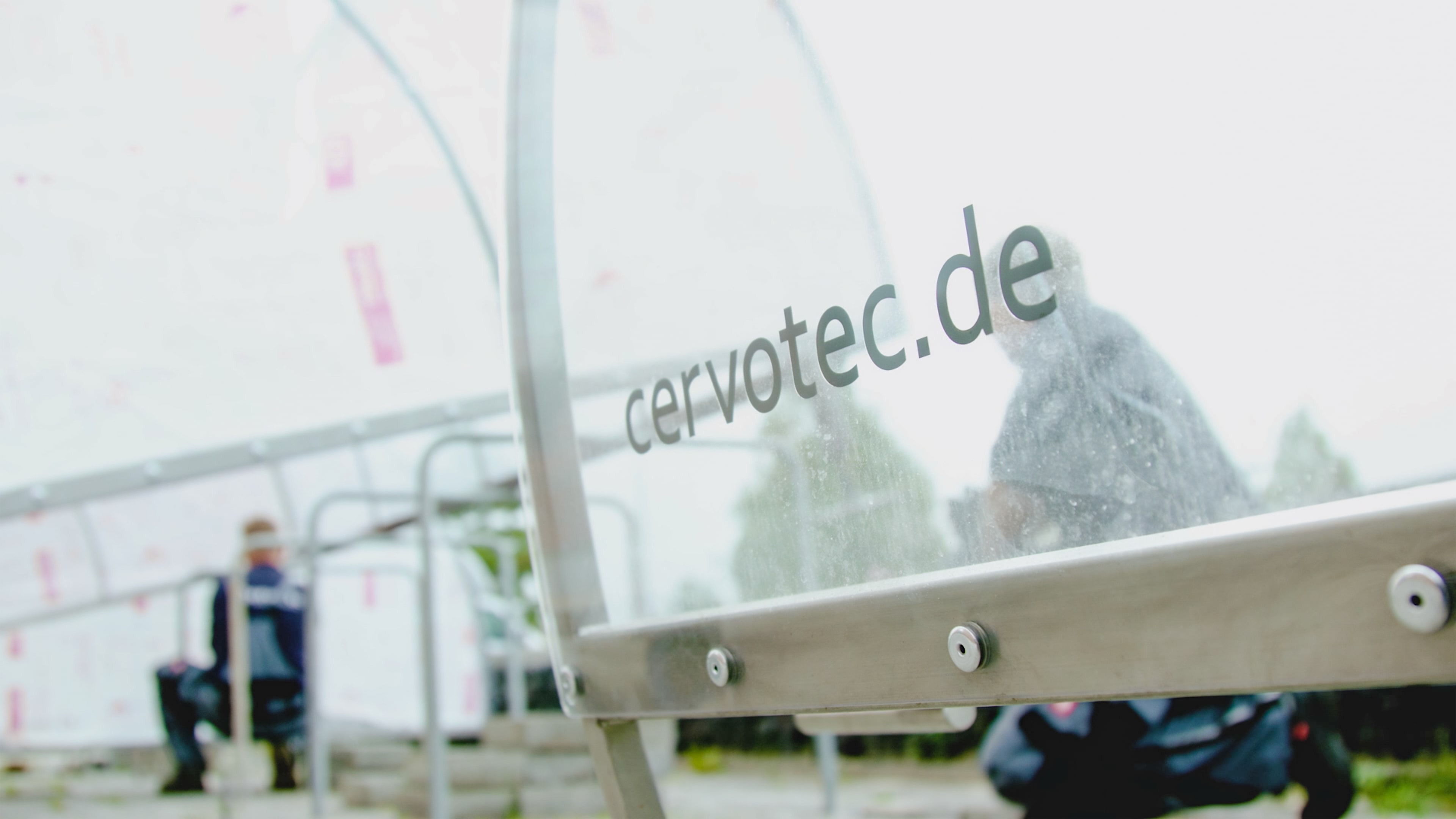 Logo von Cervotec an einer Glasscheibe