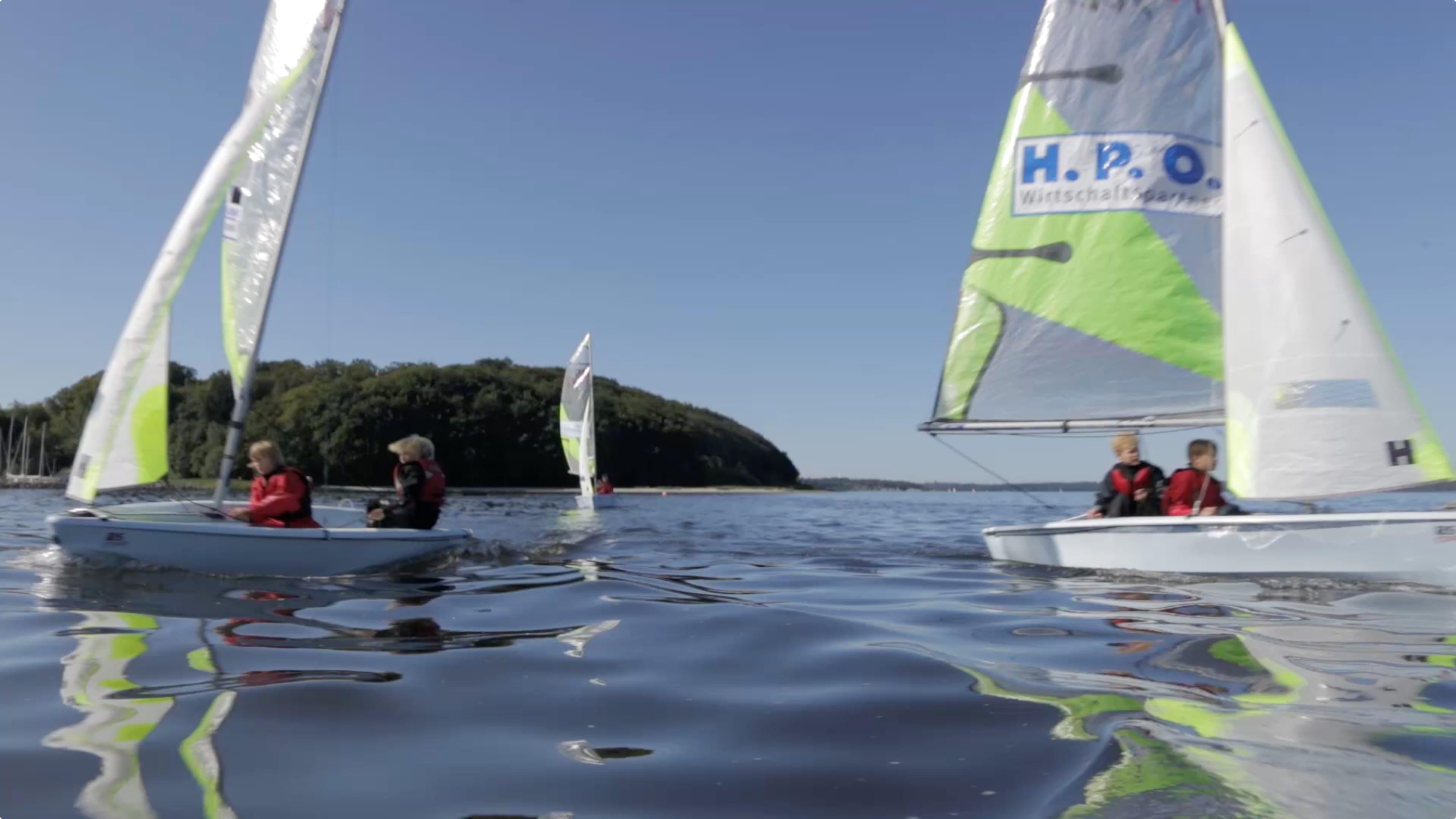 Drei Boote auf dem Wasser