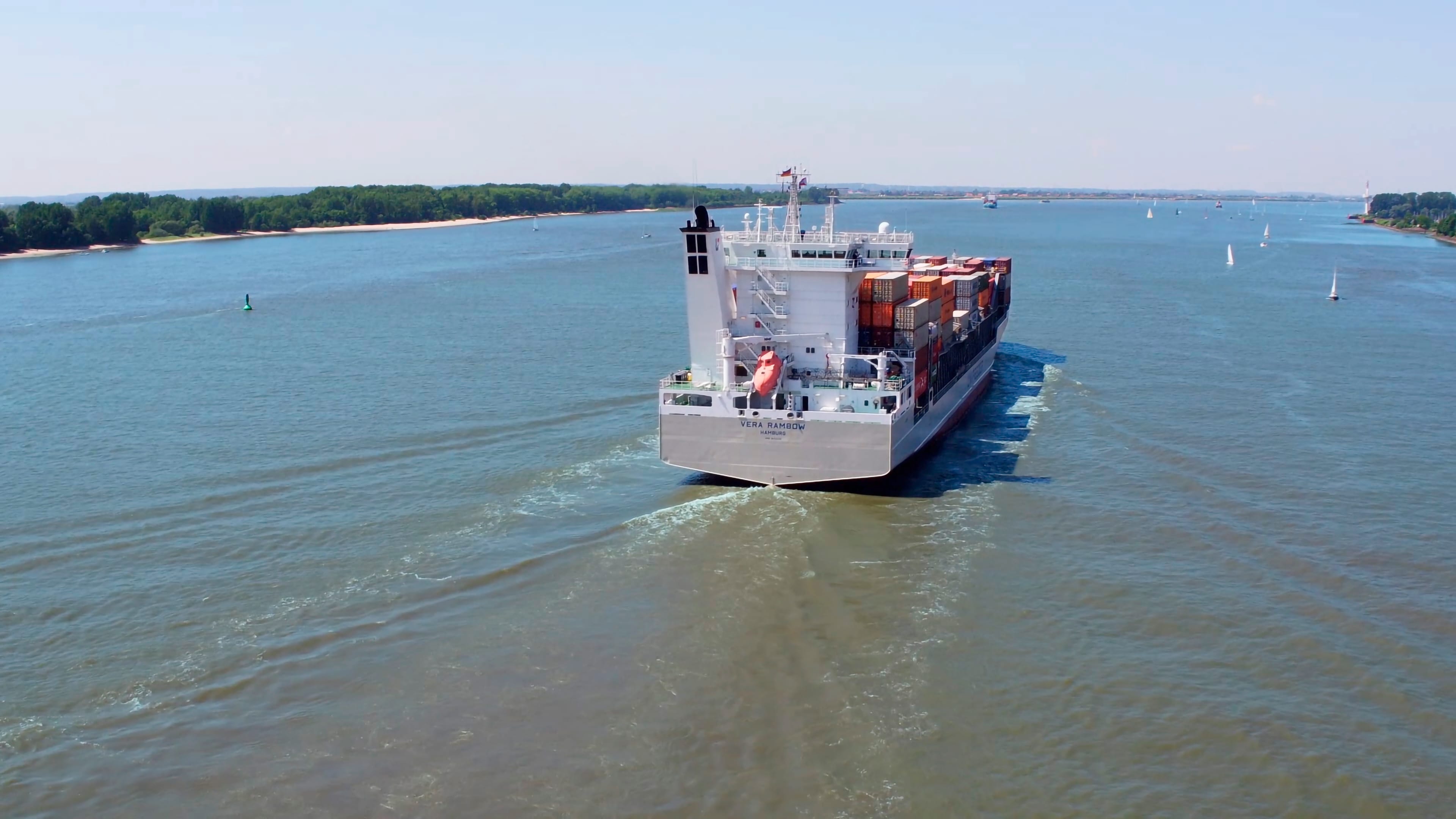 Ein Containerschiff fährt auf dem Wasser