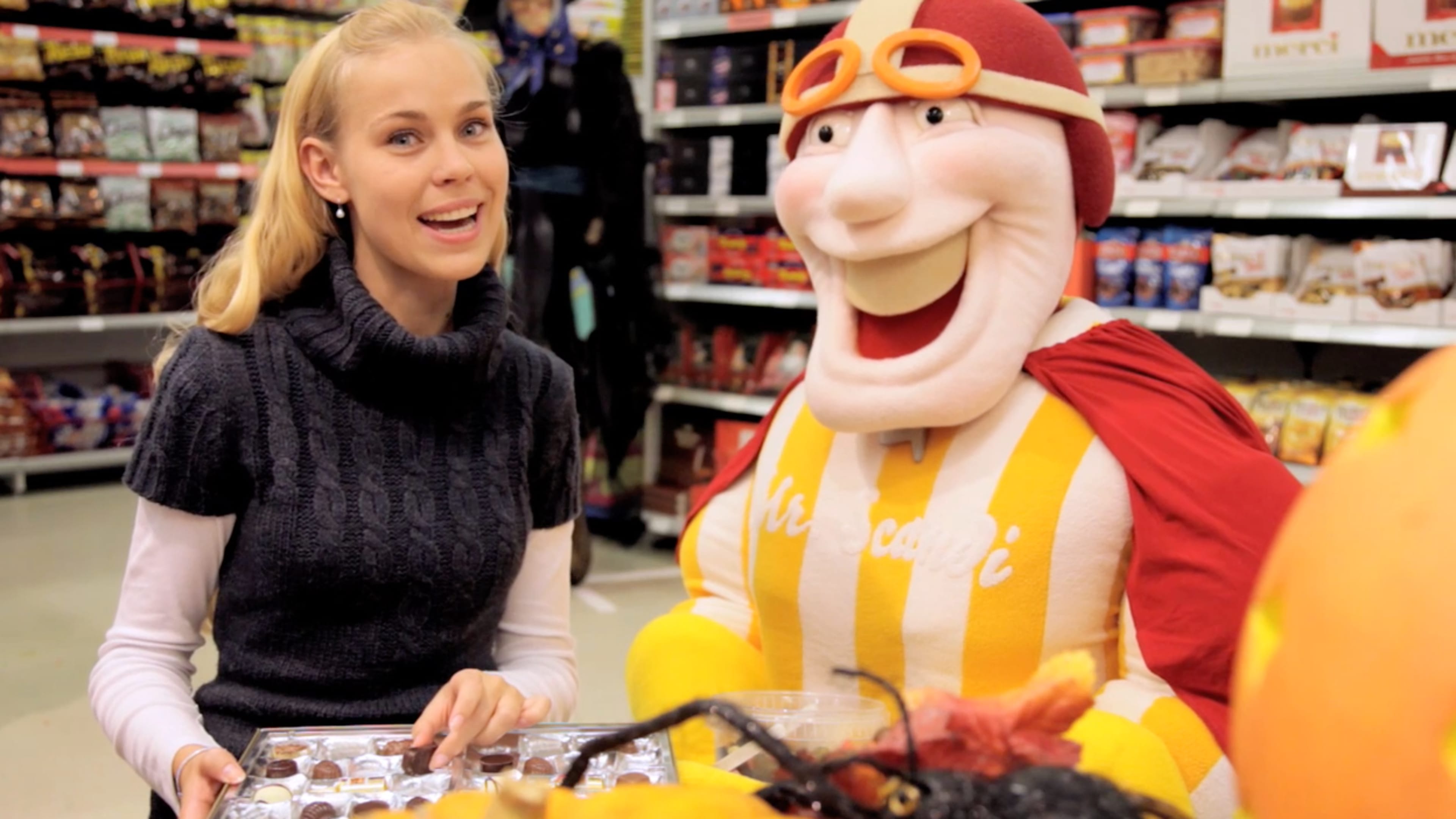 Mr Scandi posiert mit einer Blondine