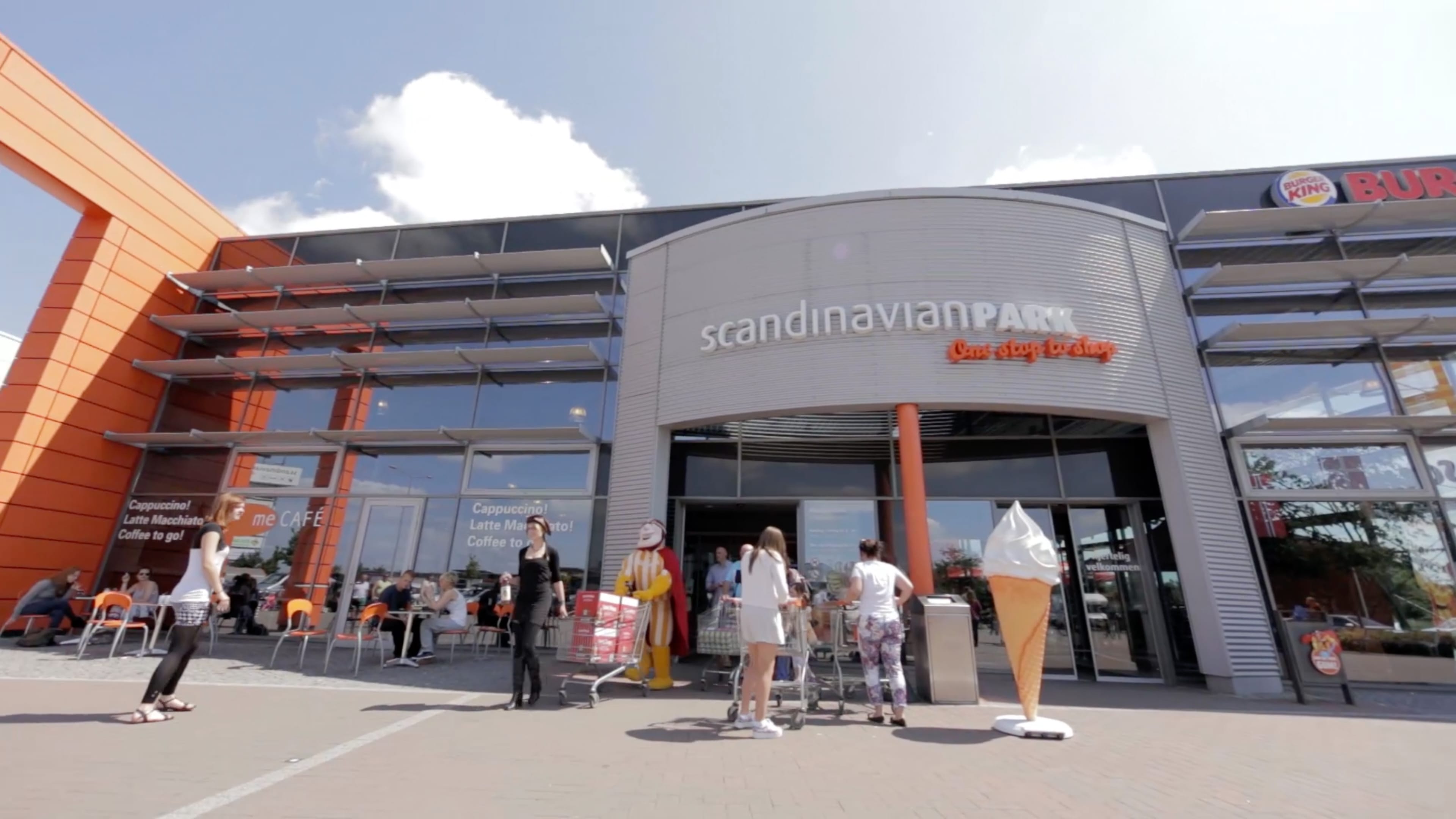 Kunden betreten den Scandipark