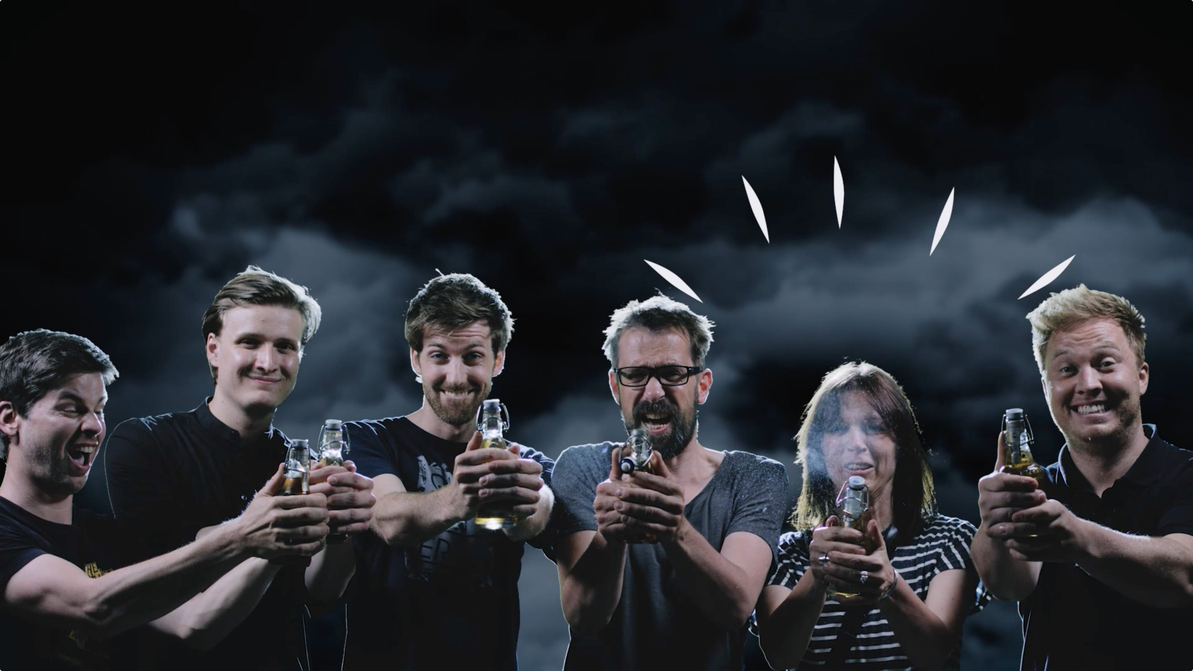 Das bewegtbild Team öffnet ein Bier