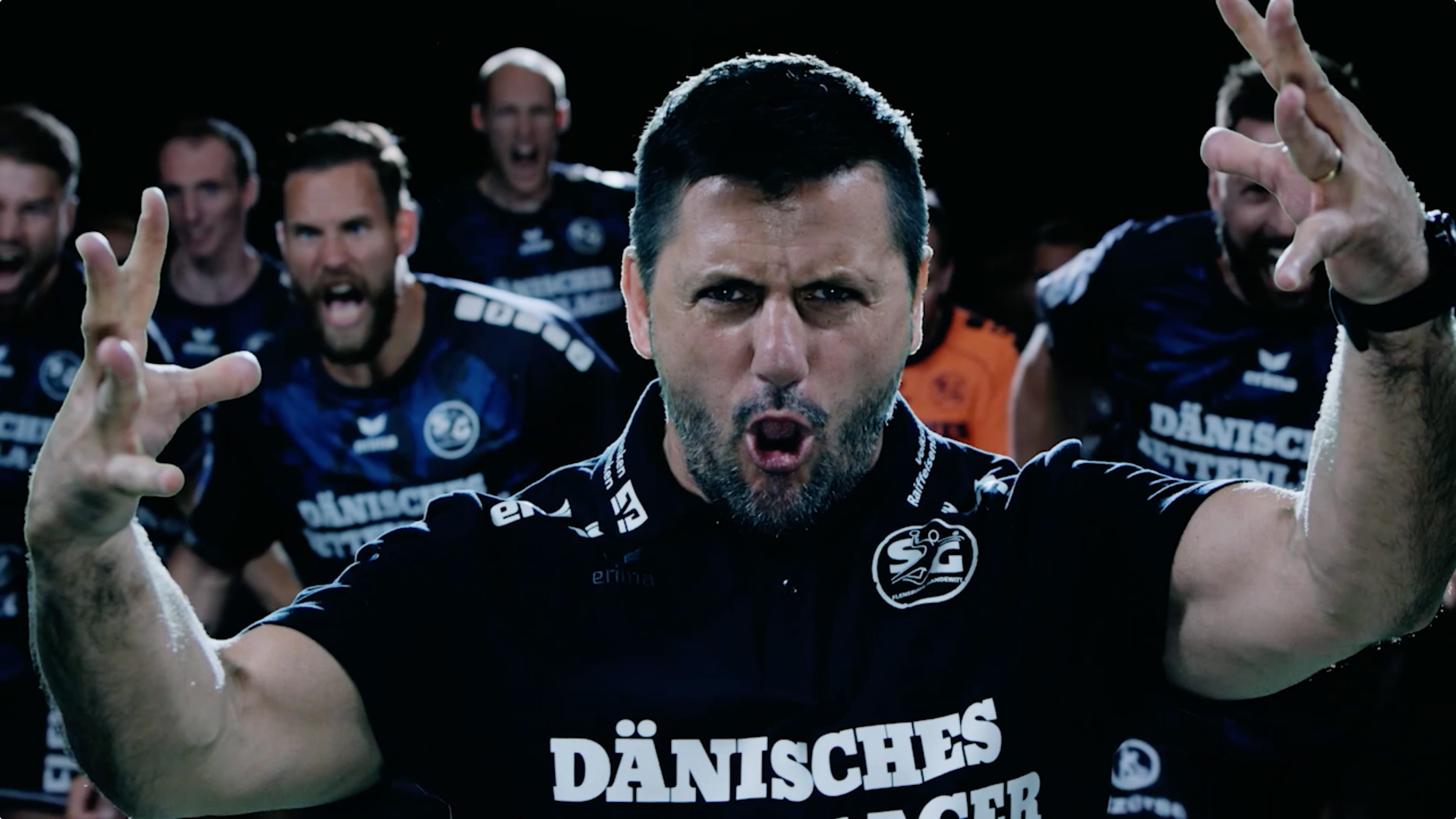 Der SG Trainer jubelt in die Kamera