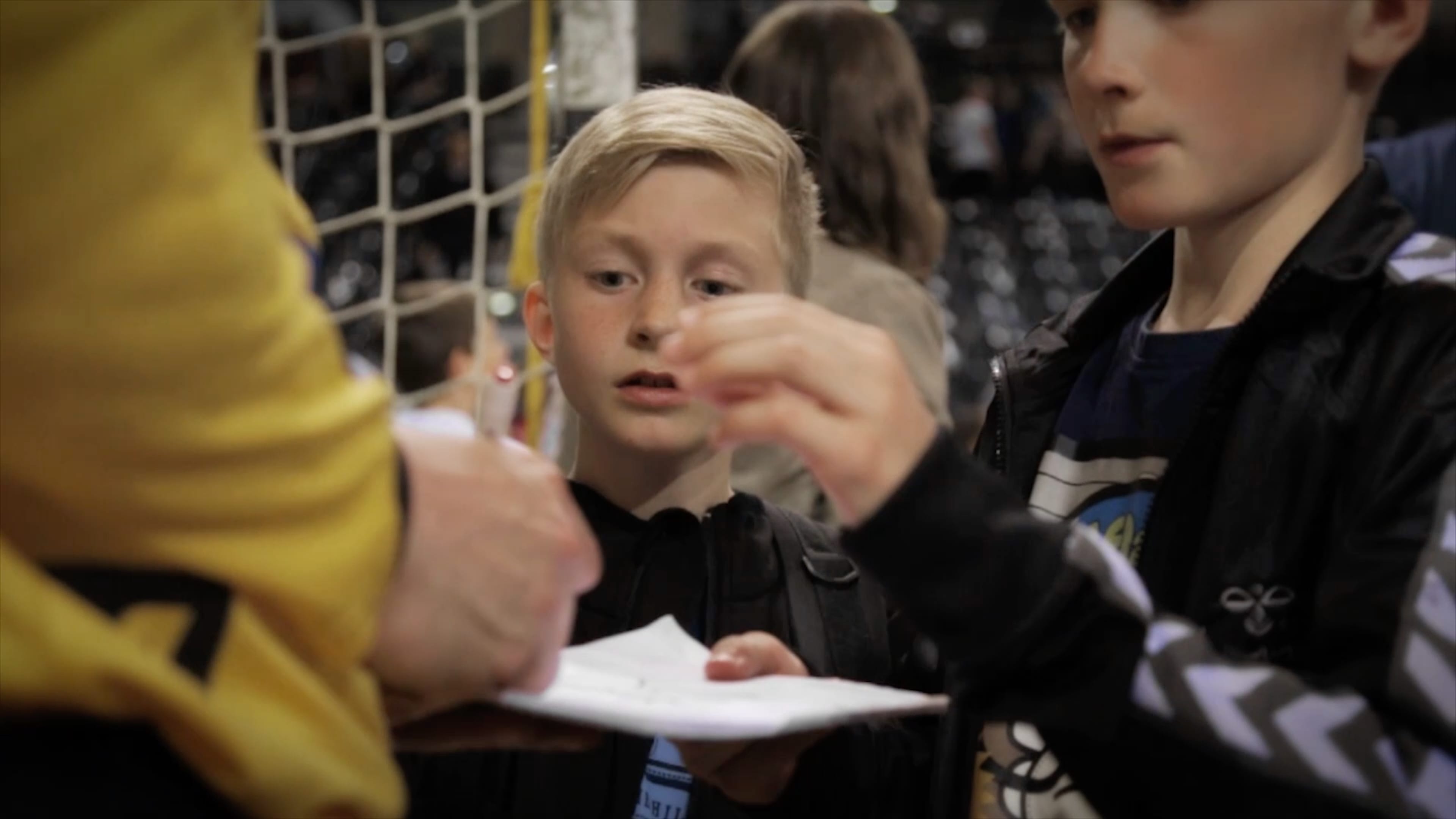 Zwei Kinder kriegen ein Autogramm eines SG Spielers