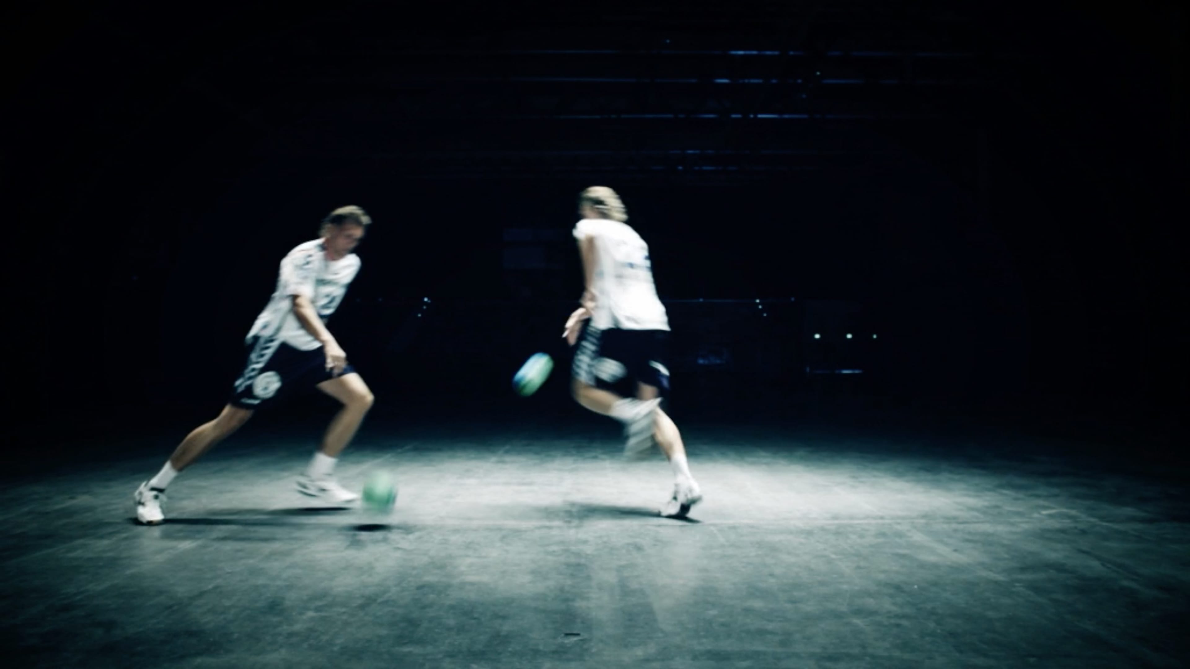 Zwei SG Spieler prellen mit einem Ball