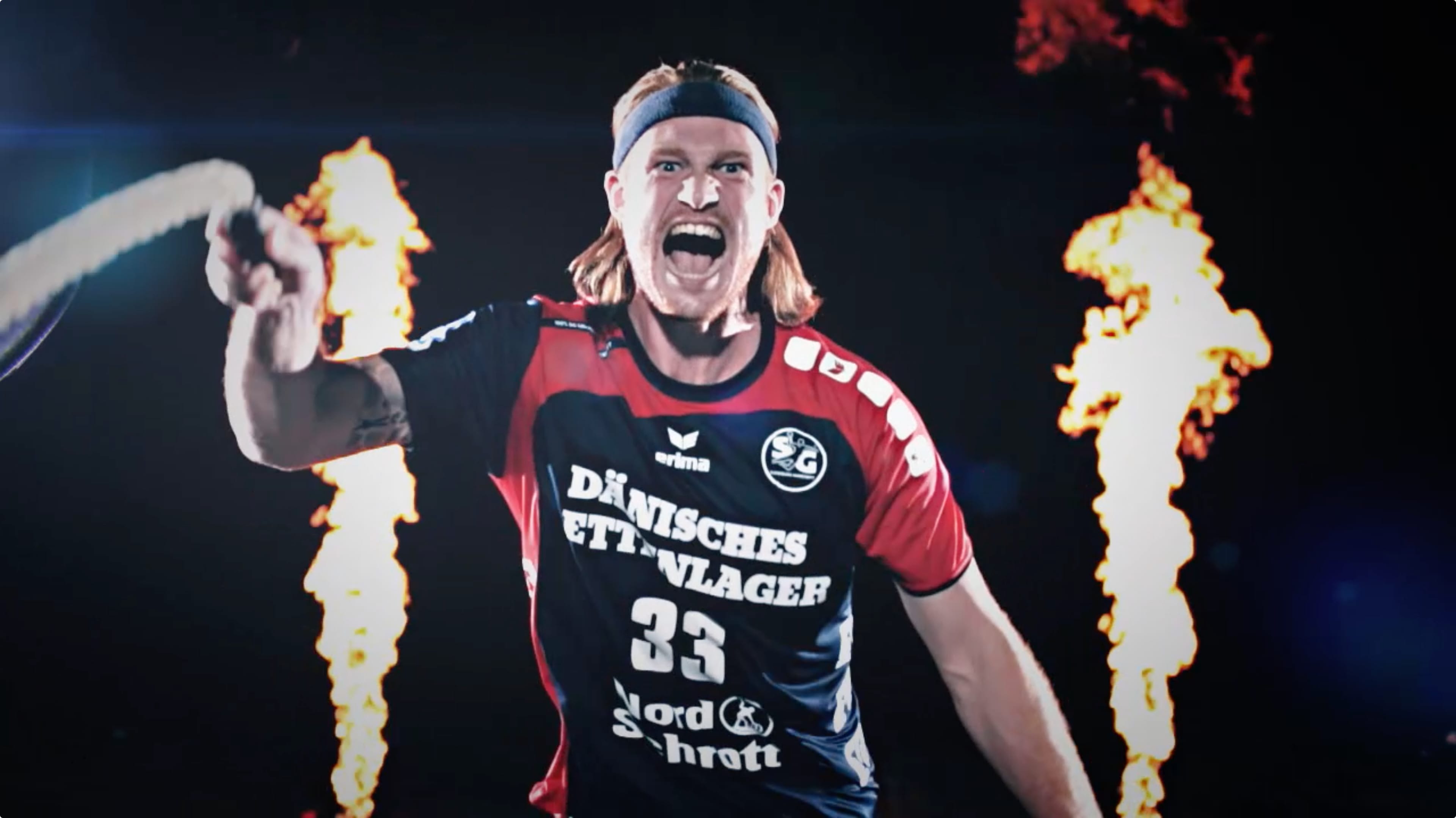 SG Spieler hält ein Seil in der Hand