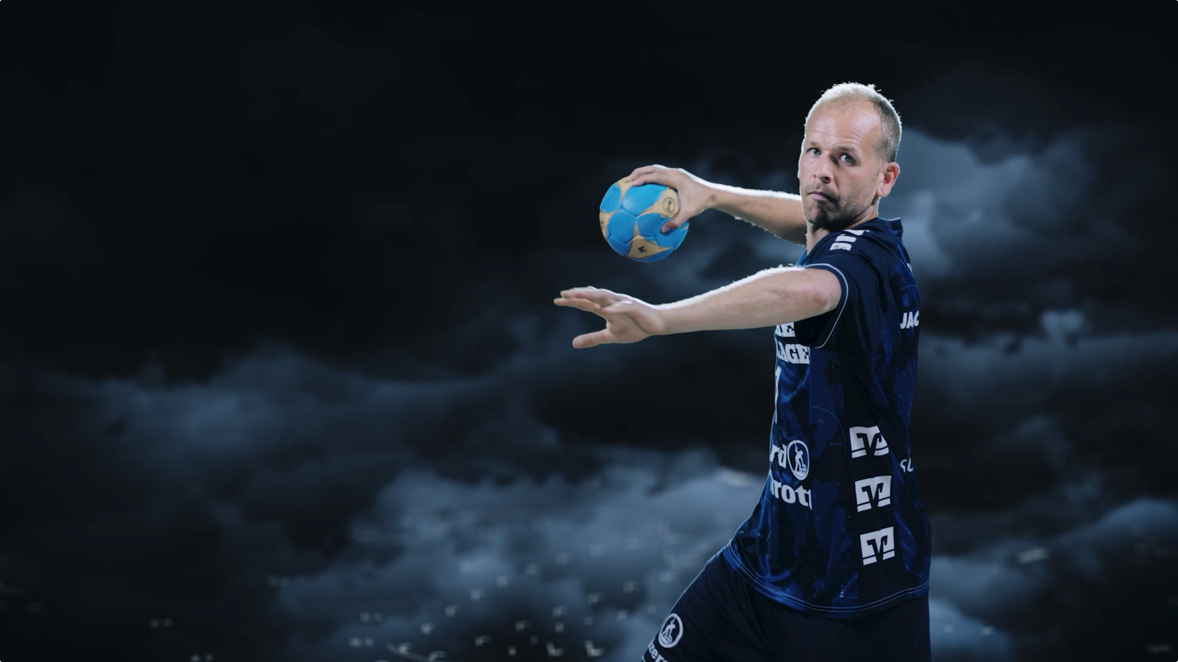 Anders Eggert macht einen Sprungwurf