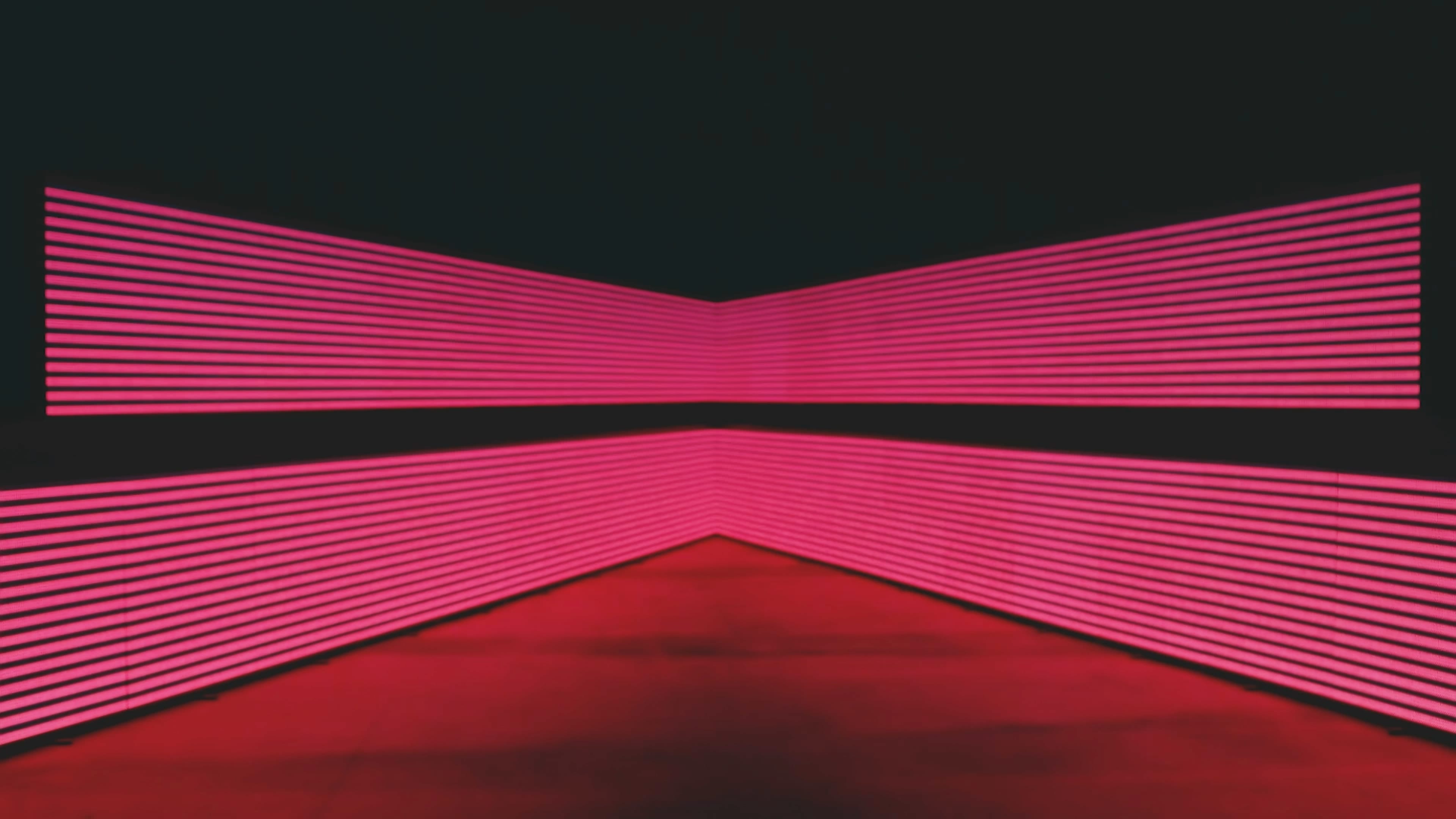 Eine pinke LED Wand
