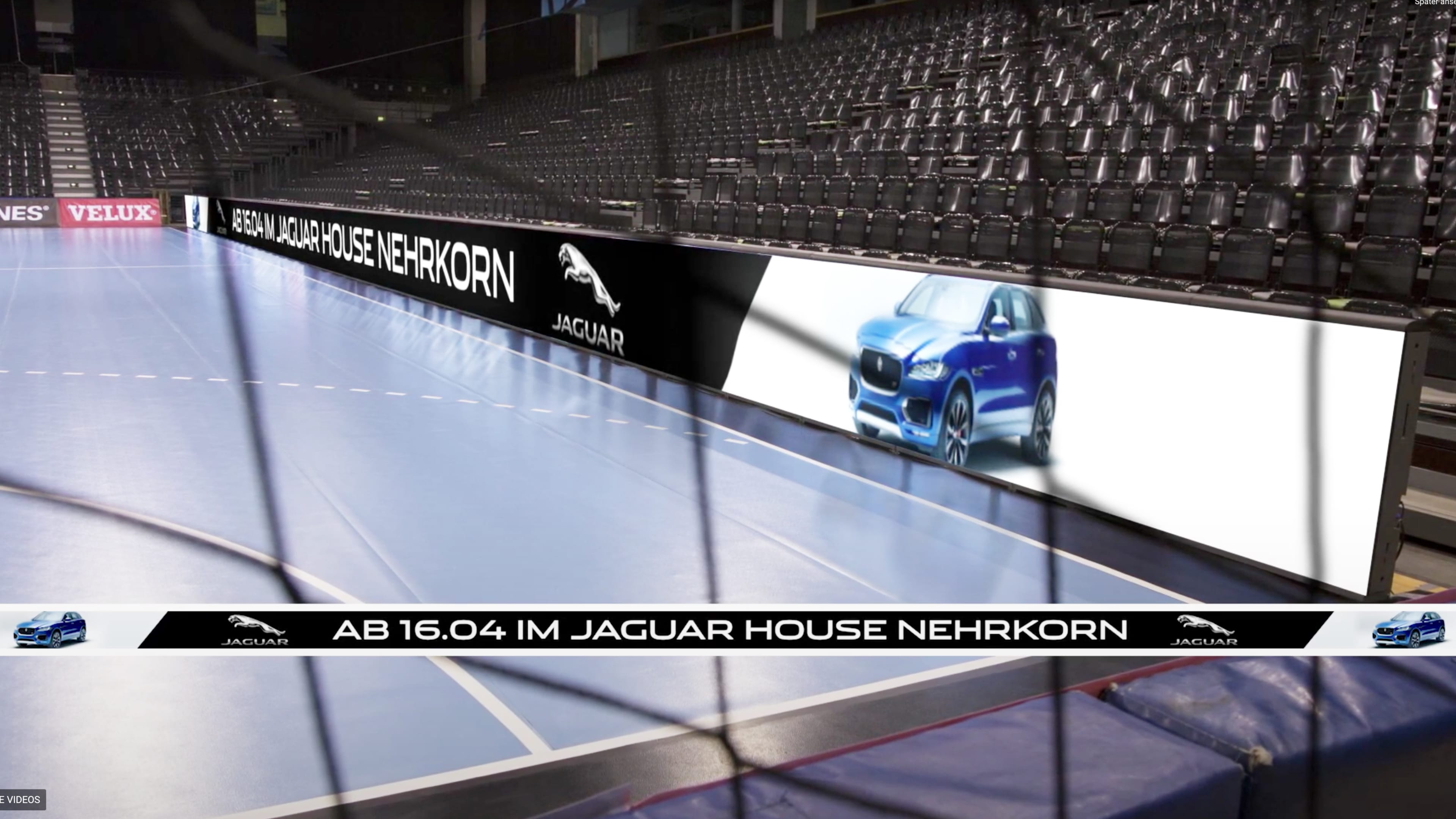 bb_nehrkornsg_vorschau.jpg Werbung für einen Jaguar an einer LED Bande