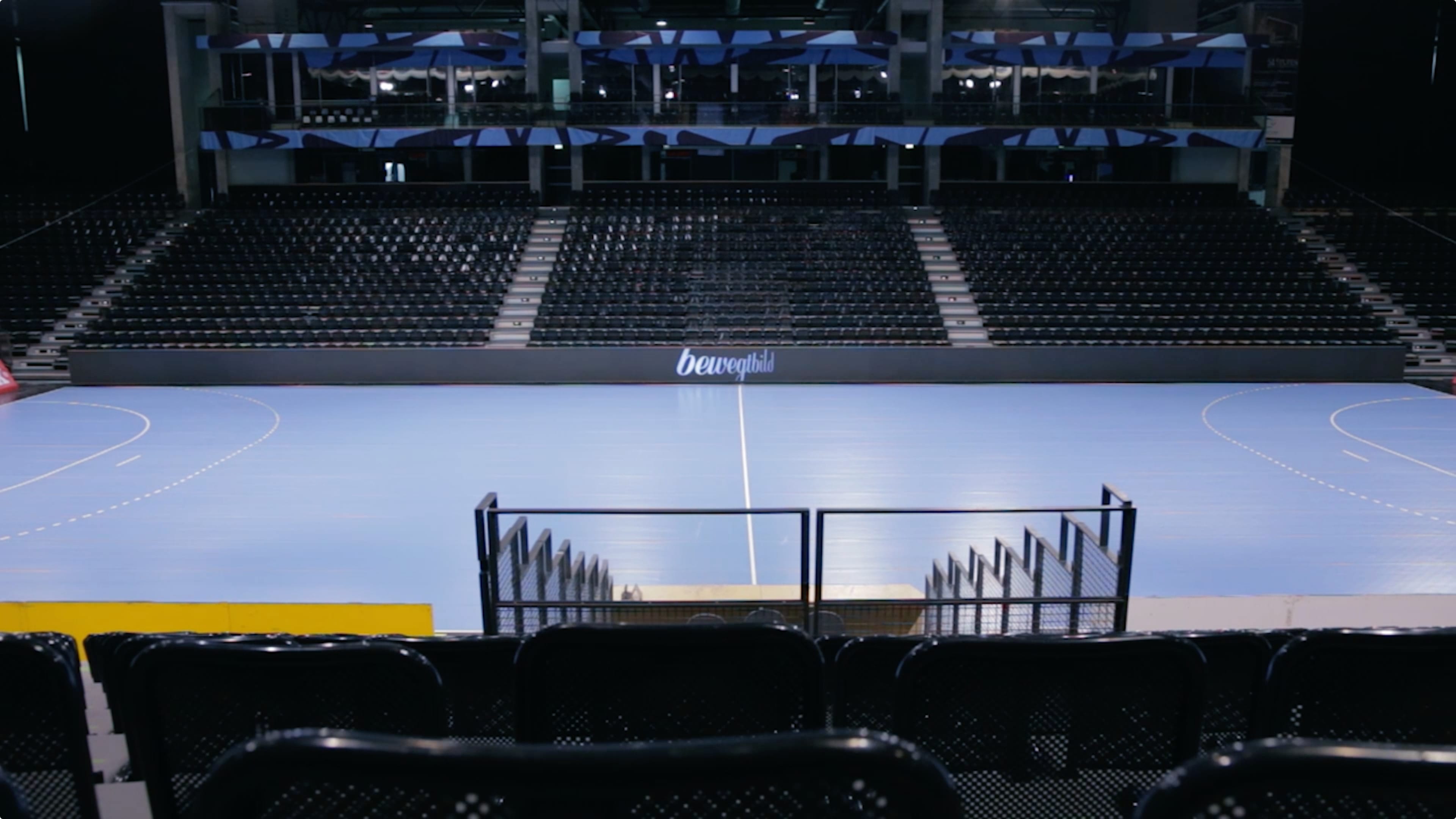 Blick von der Tribüne in die Halle