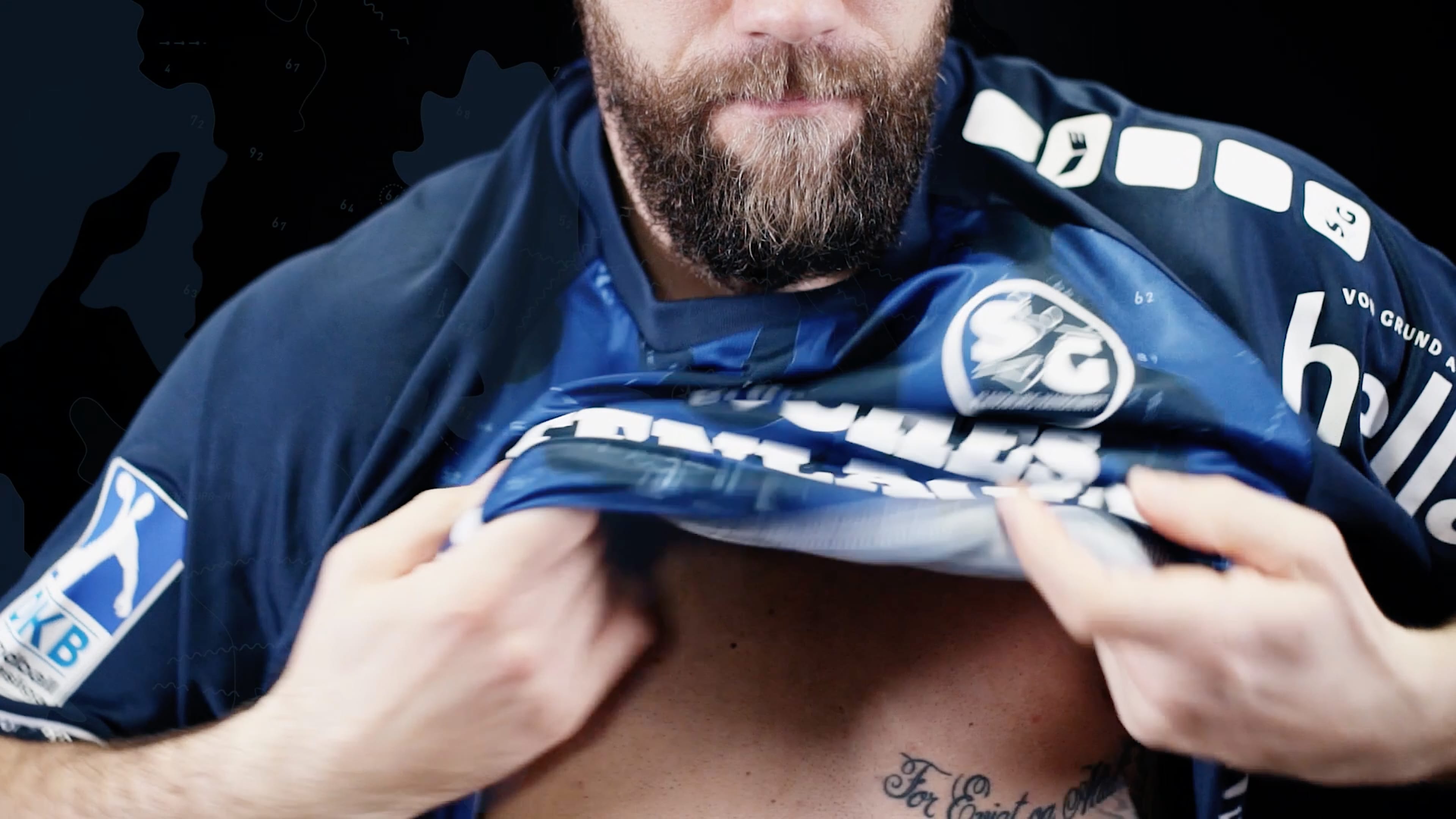 Ein SG Spieler zeigt sich ein Trikot an