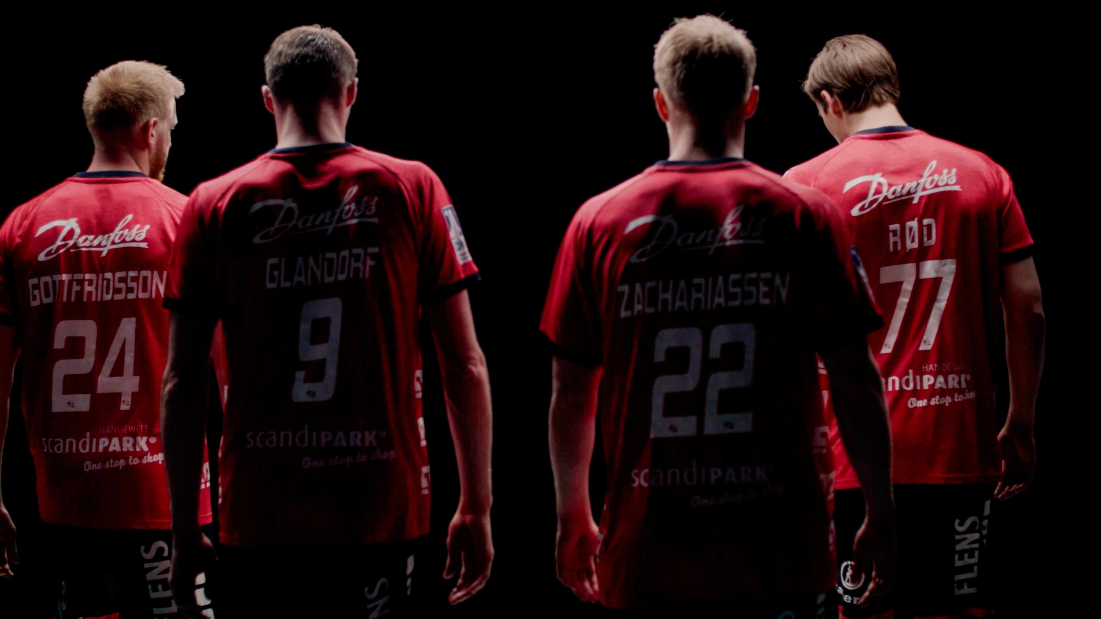 Vier SG Spieler präsentieren das neue SG Trikot