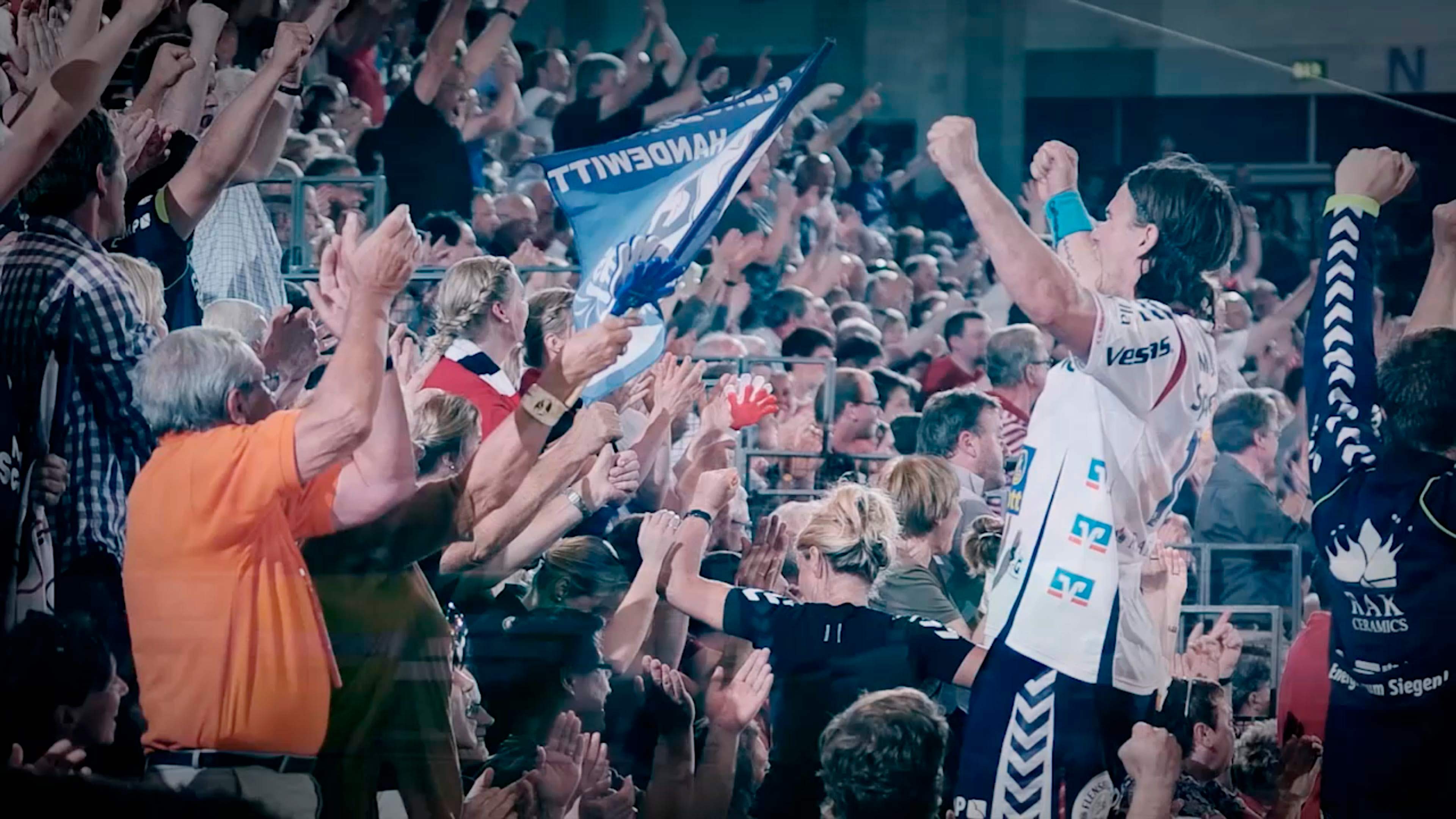 Ein SG Spieler jubelt mit den Fans