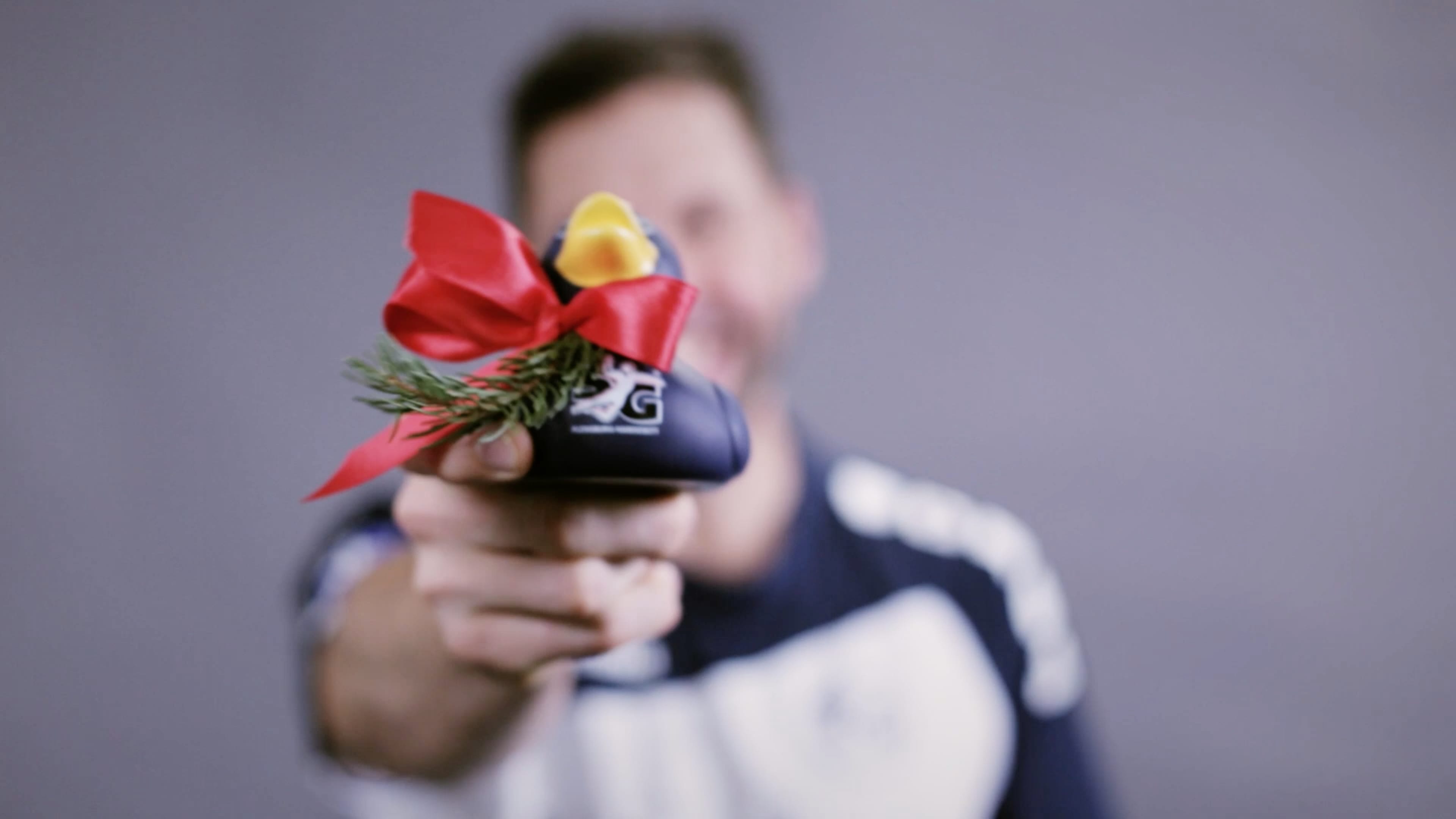 Ein SG Spieler hält eine Quitscheente in der Hand