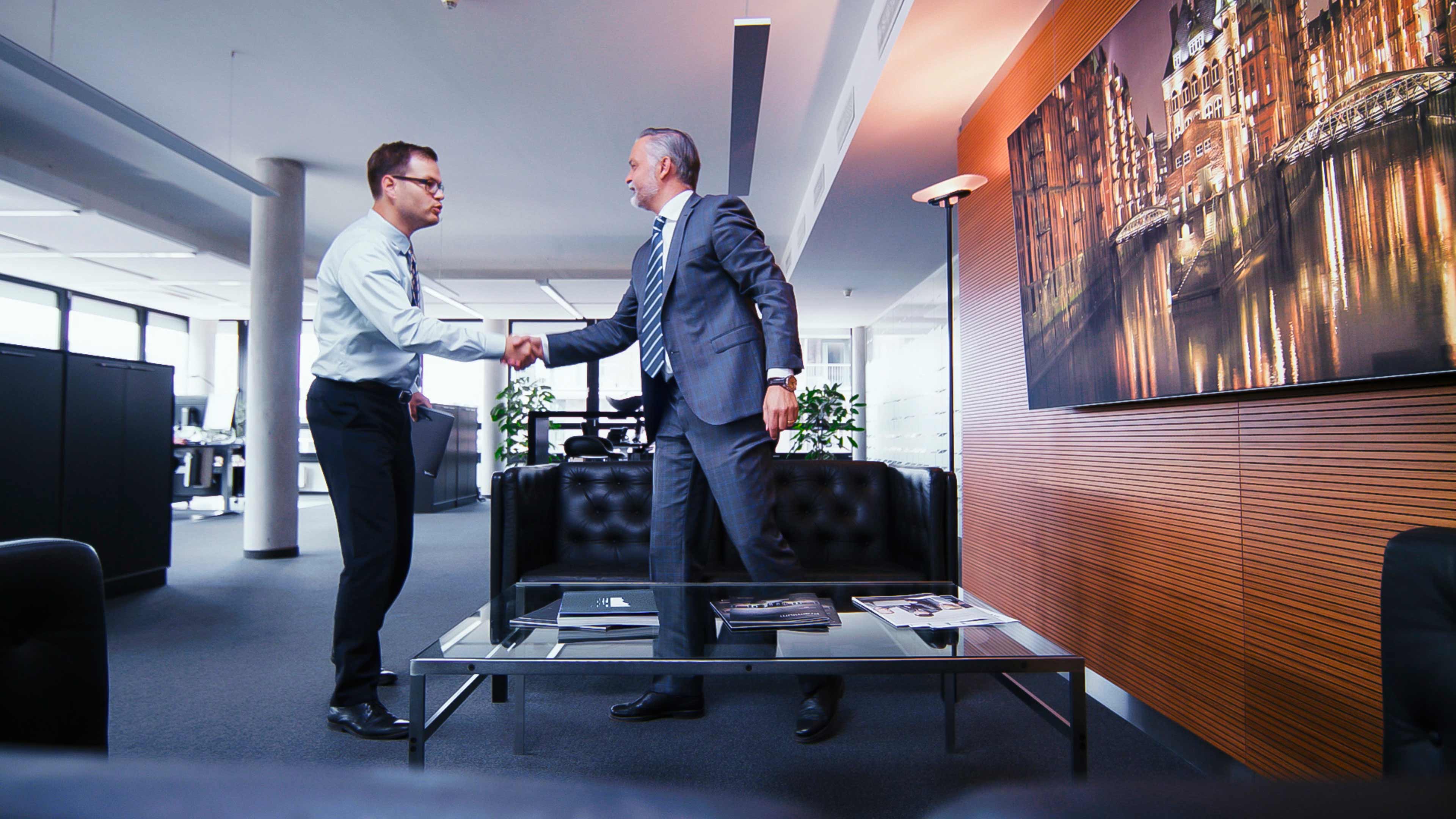 Zwei Sydbank Mitarbeiter geben sich die Hand