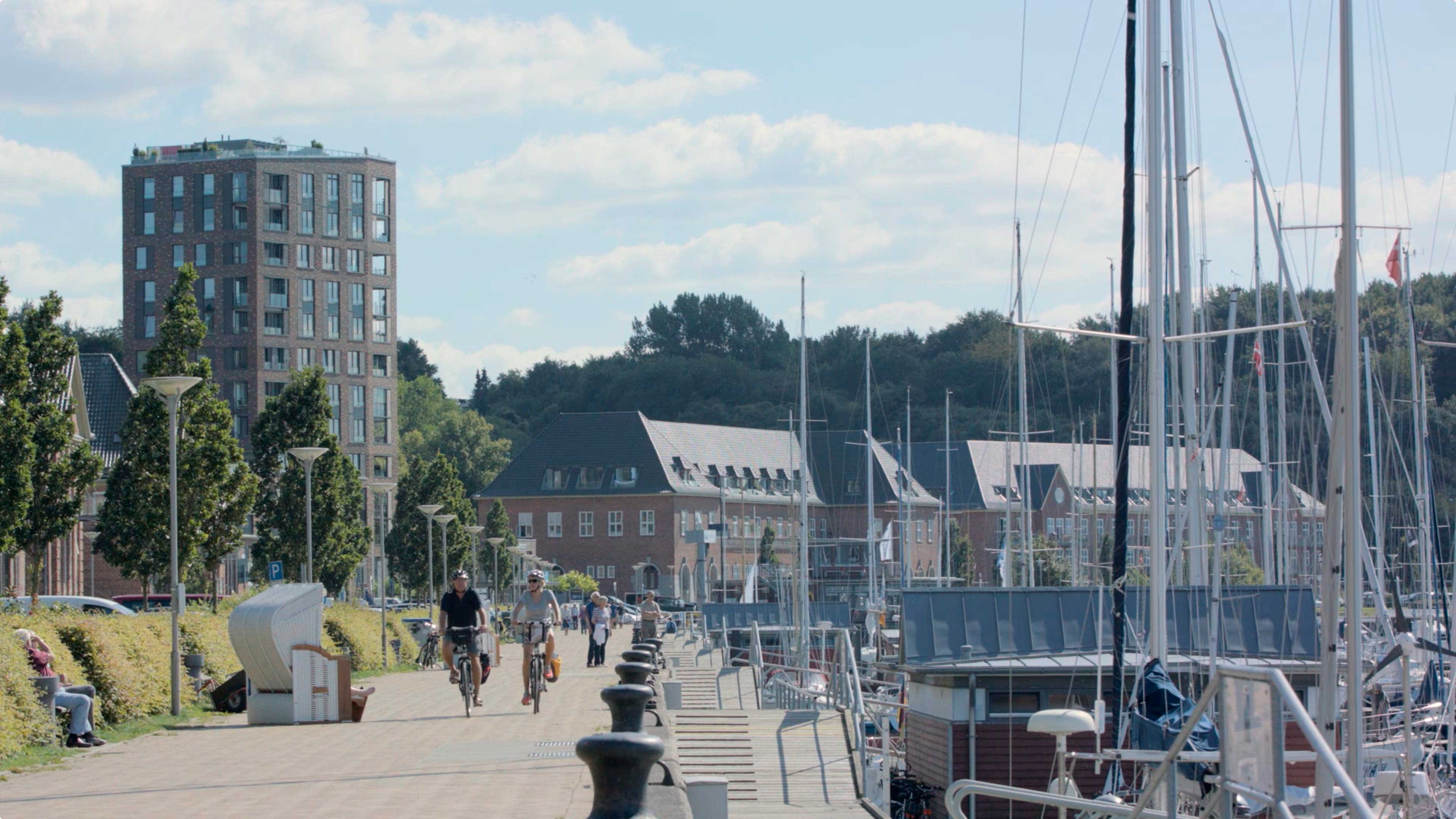 Blick auf den Sonwiker Hafen im Sommer