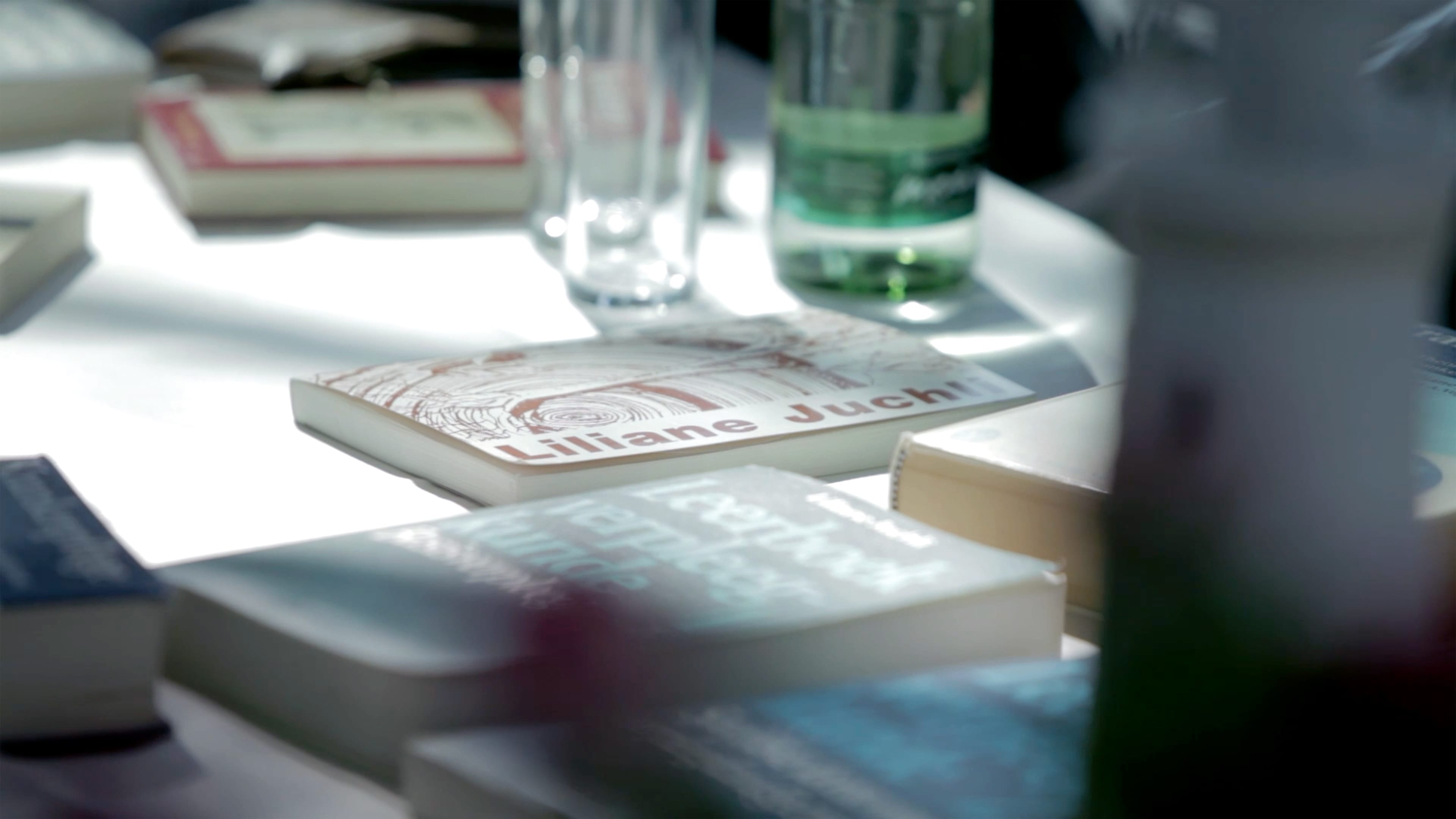 Nahaufnahme von Büchern auf einem Tisch