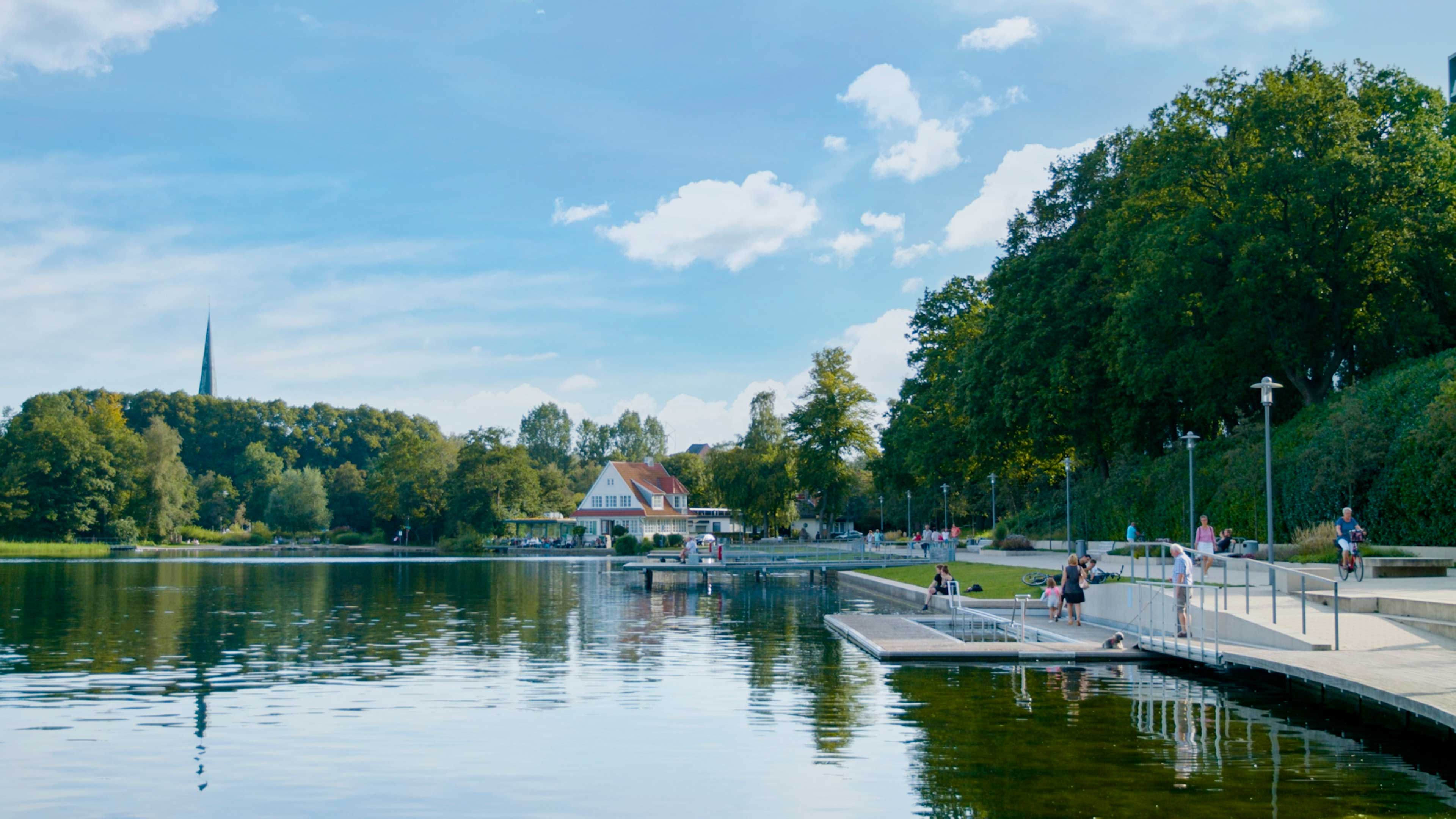 Ein See mit einem Badesteg