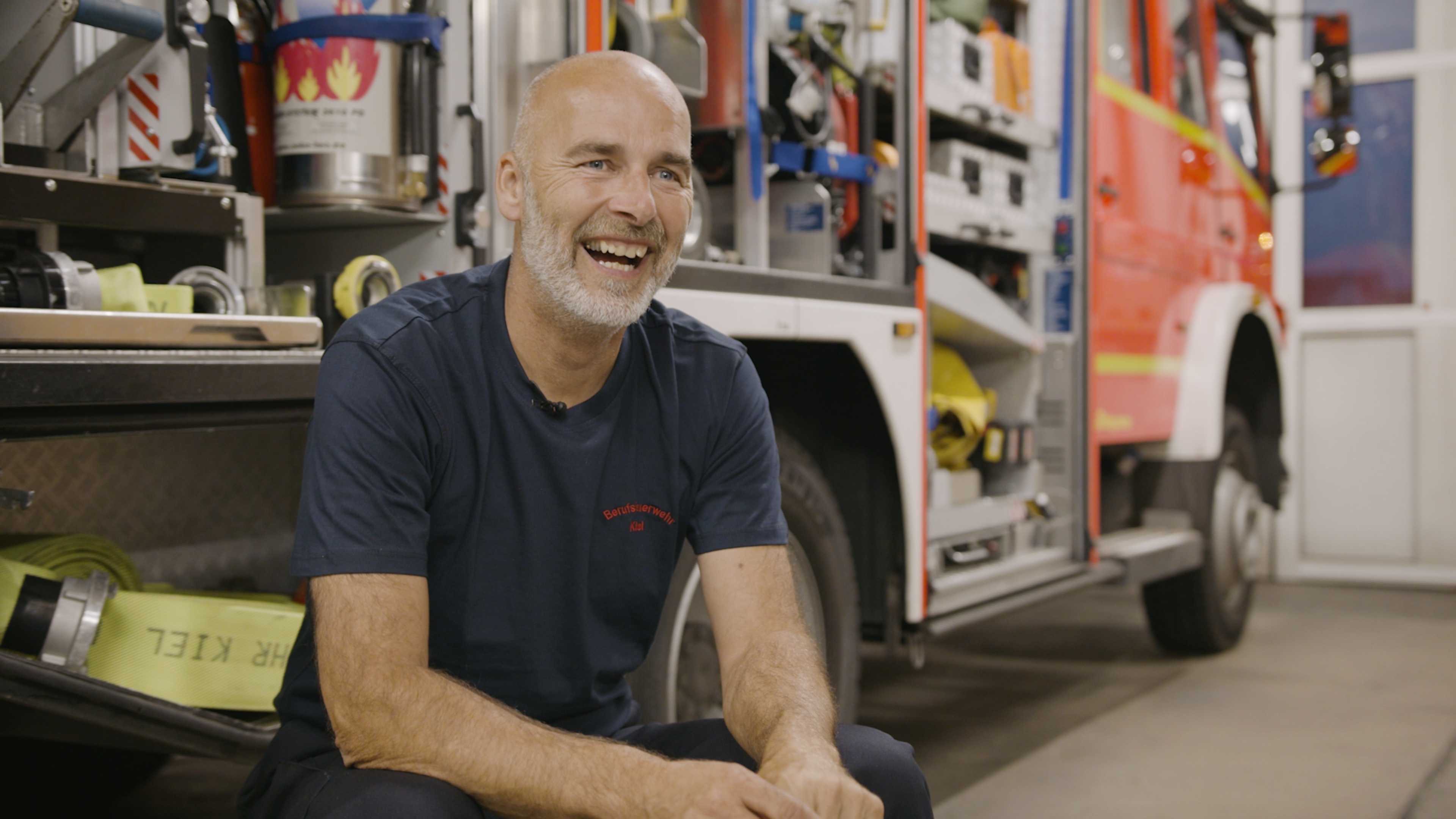 York sitz auf einem Feuerwehrauto