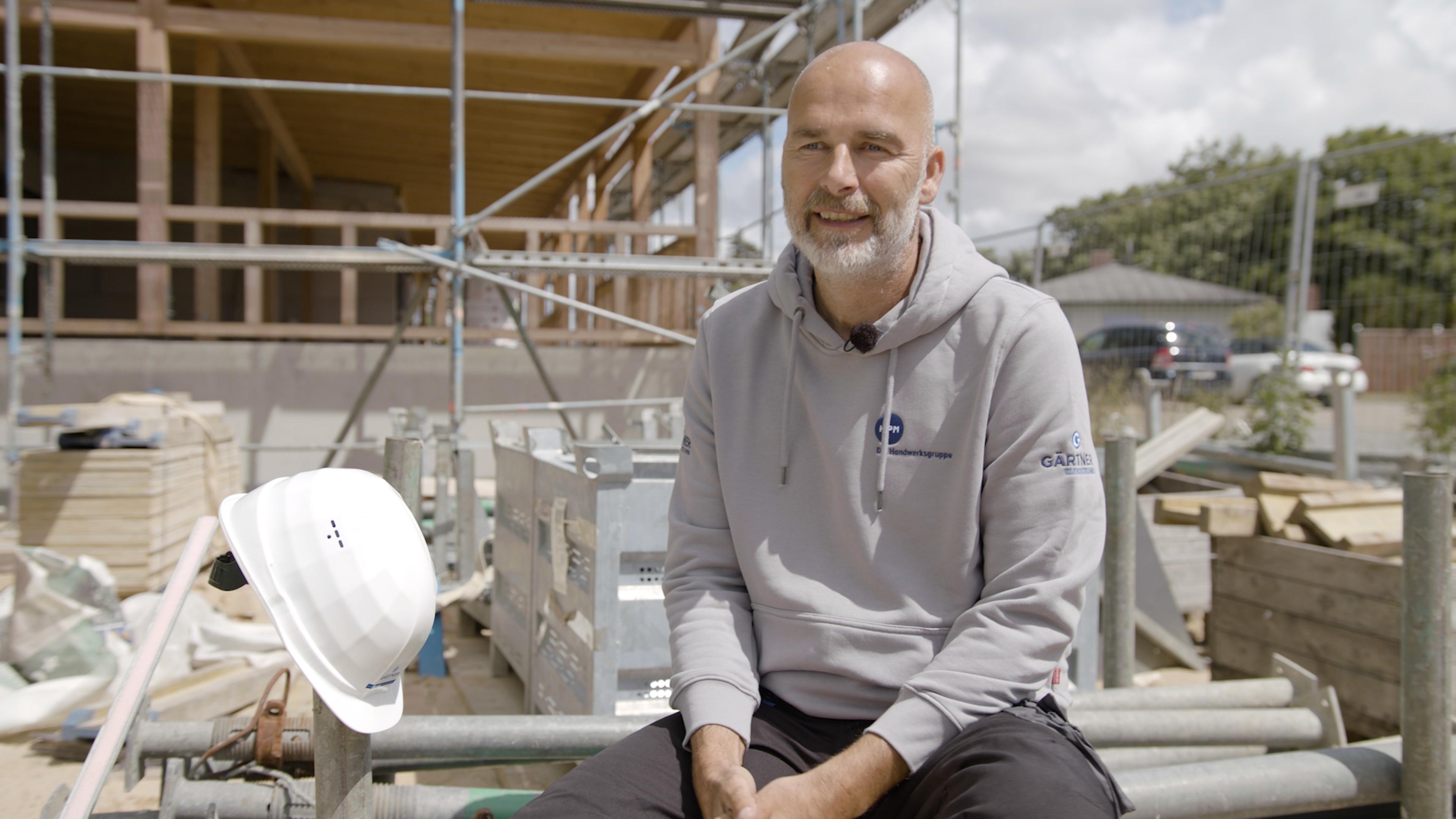 York sitzt auf der Baustelle von Elektrotechnik Gaertner