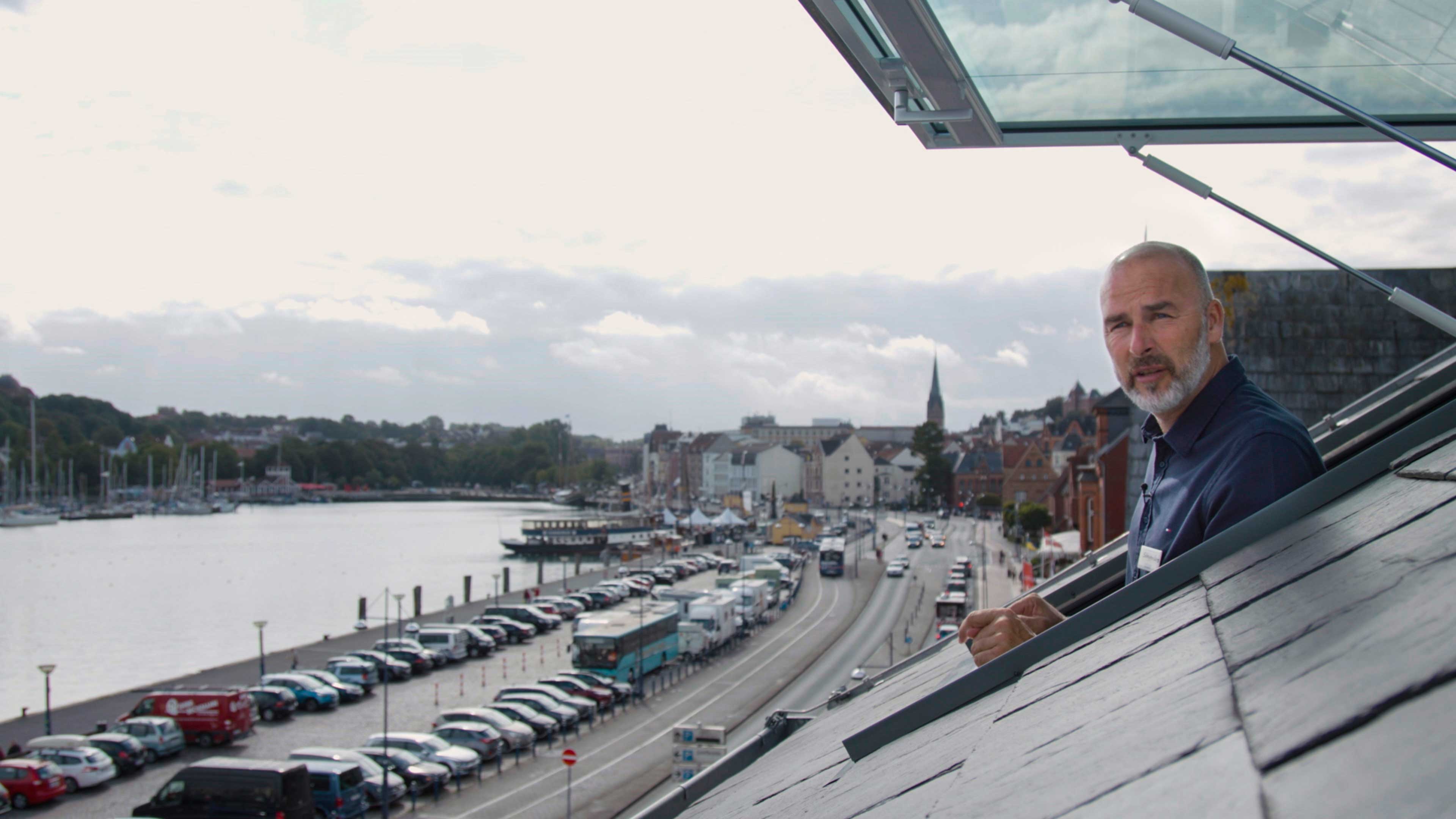 York guckt aus einem Dachfenster vom Hotel Hafen in Flensburg
