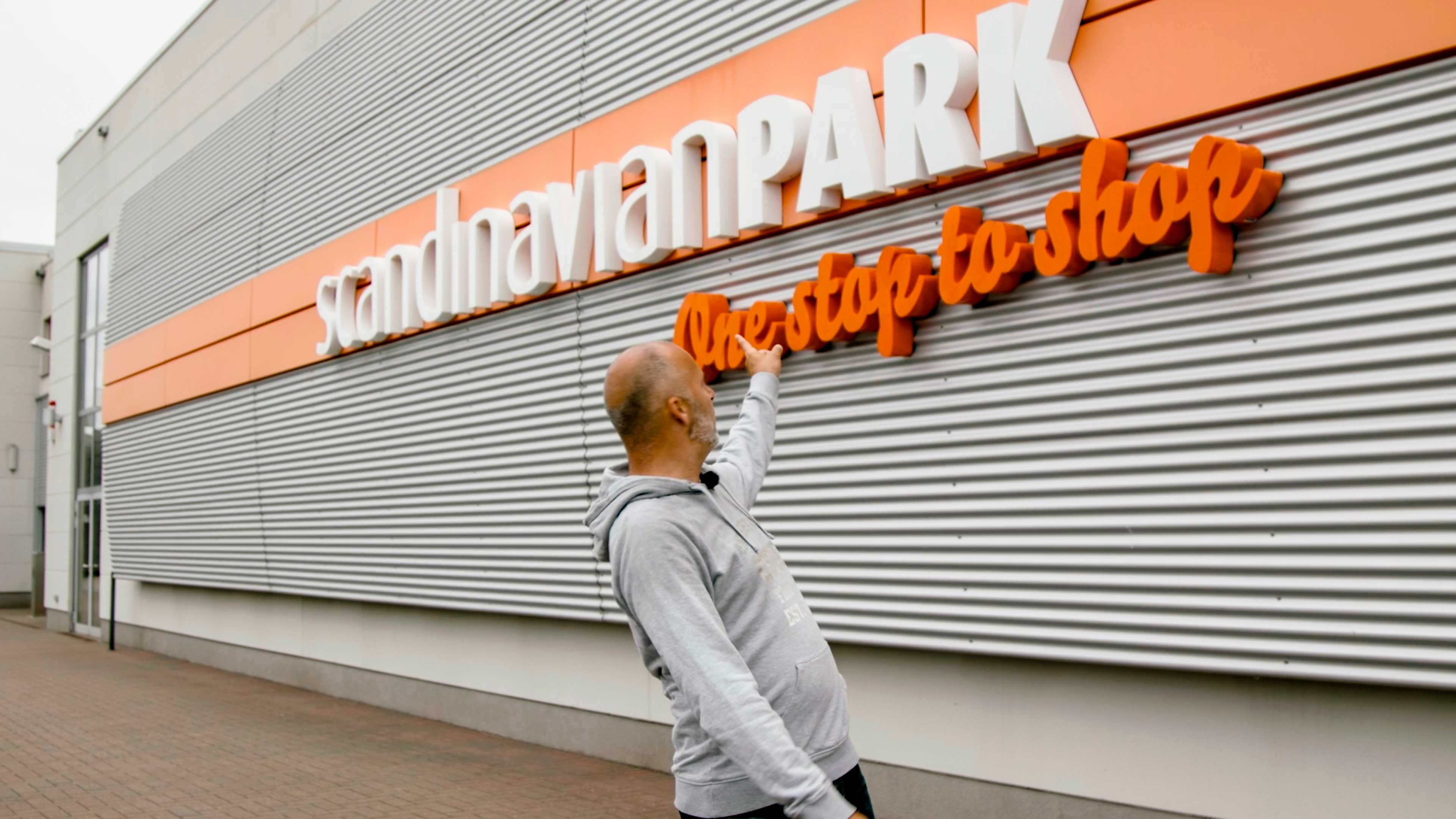 York zeigt auf das scandinavienpark Logo